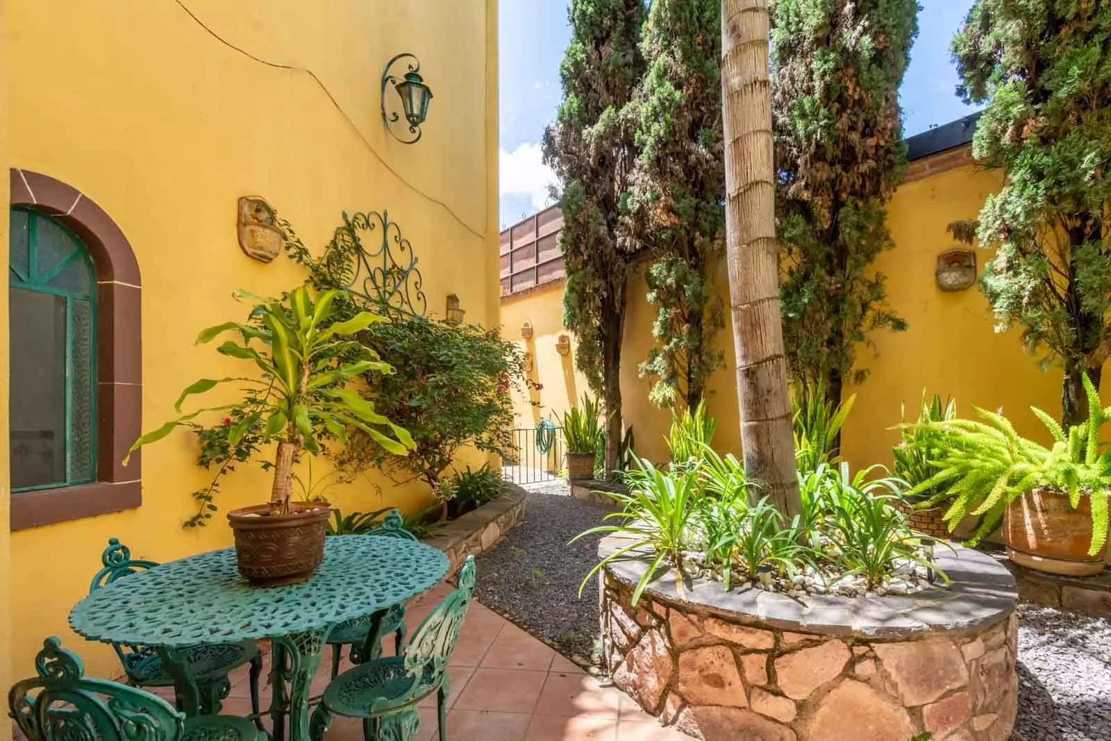 Agua Homes — Atascadero (Arcos de San Miguel), San Miguel de Allende — photo 18 — vibrant courtyard, lush tropical gardens