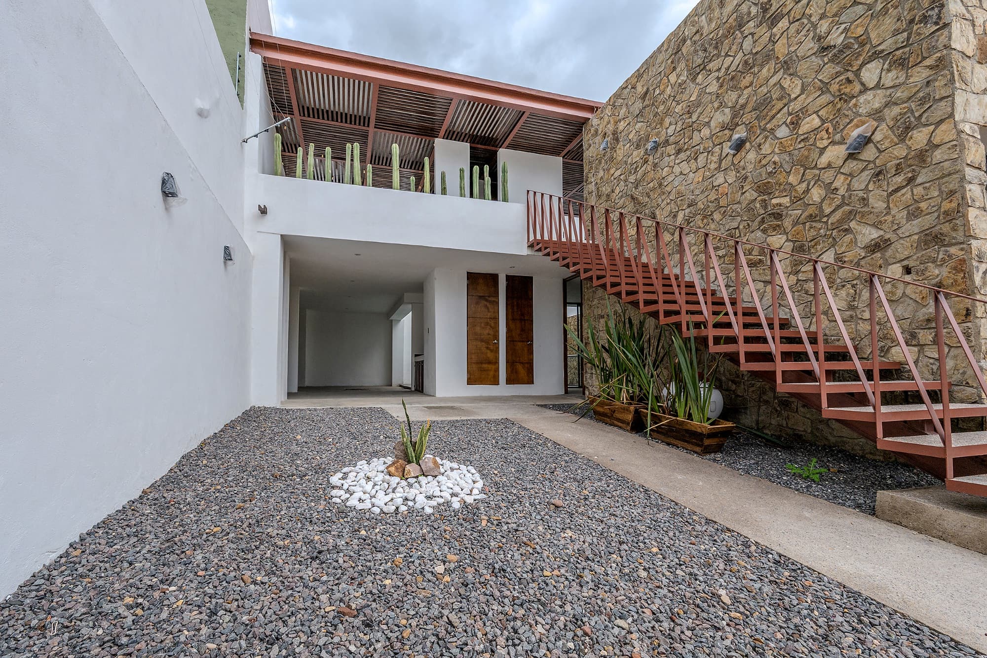 Rinconada del Pedregal / Modelo B — La Lejona, San Miguel de Allende — photo 3 — contemporary courtyard with architectural charm