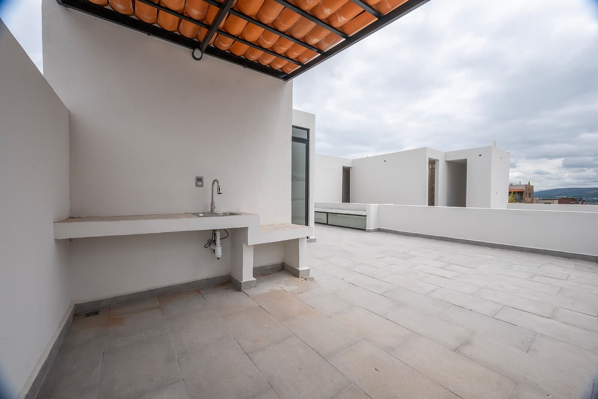 Rinconada del Pedregal / Modelo B — La Lejona, San Miguel de Allende — photo 13 — expansive rooftop terrace with panoramic views