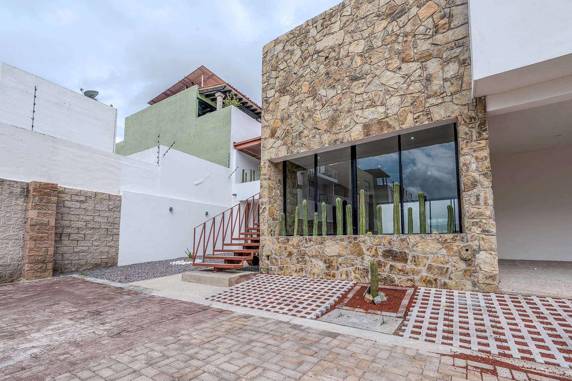 Rinconada del Pedregal / Modelo B — La Lejona, San Miguel de Allende — photo 4 — contemporary stone residence, curated courtyard oasis