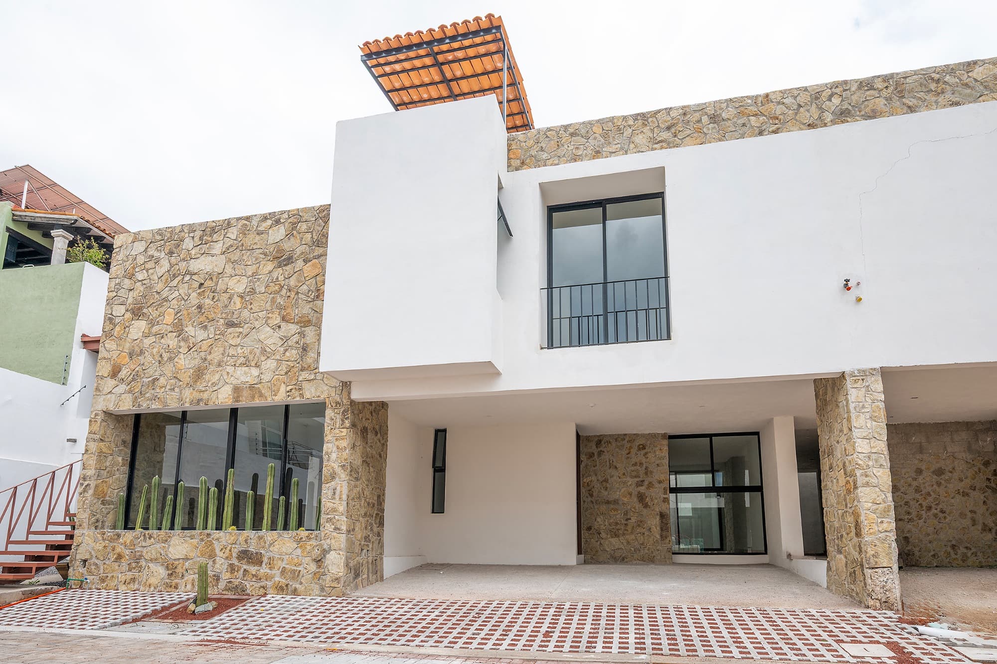 Rinconada del Pedregal / Modelo B — La Lejona, San Miguel de Allende — photo 2 — contemporary elegance meets rustic charm