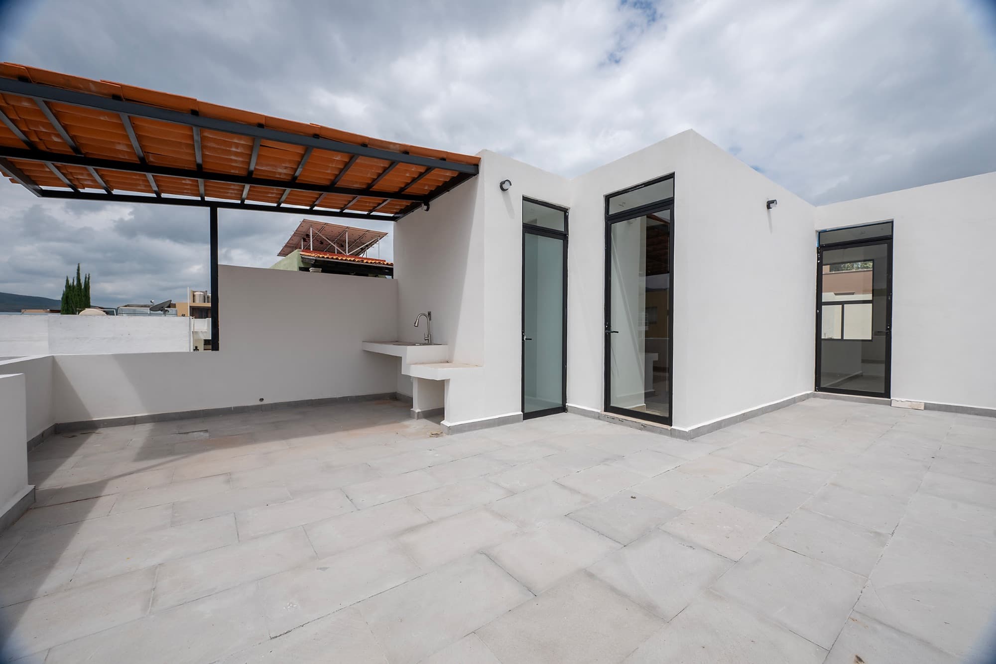 Rinconada del Pedregal / Modelo B — La Lejona, San Miguel de Allende — photo 11 — contemporary rooftop terrace, breathtaking mountain vistas