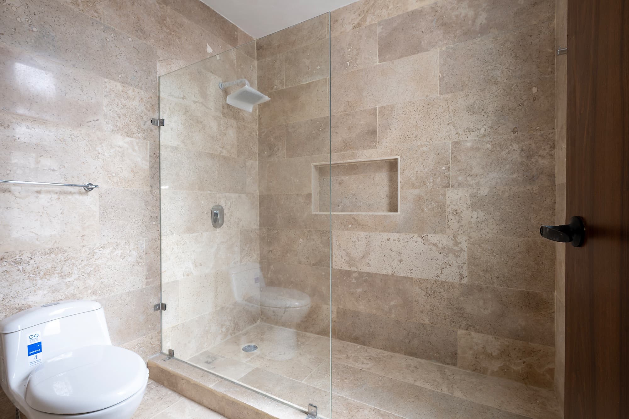 Rinconada del Pedregal / Modelo B — La Lejona, San Miguel de Allende — photo 9 — spa-inspired travertine shower retreat
