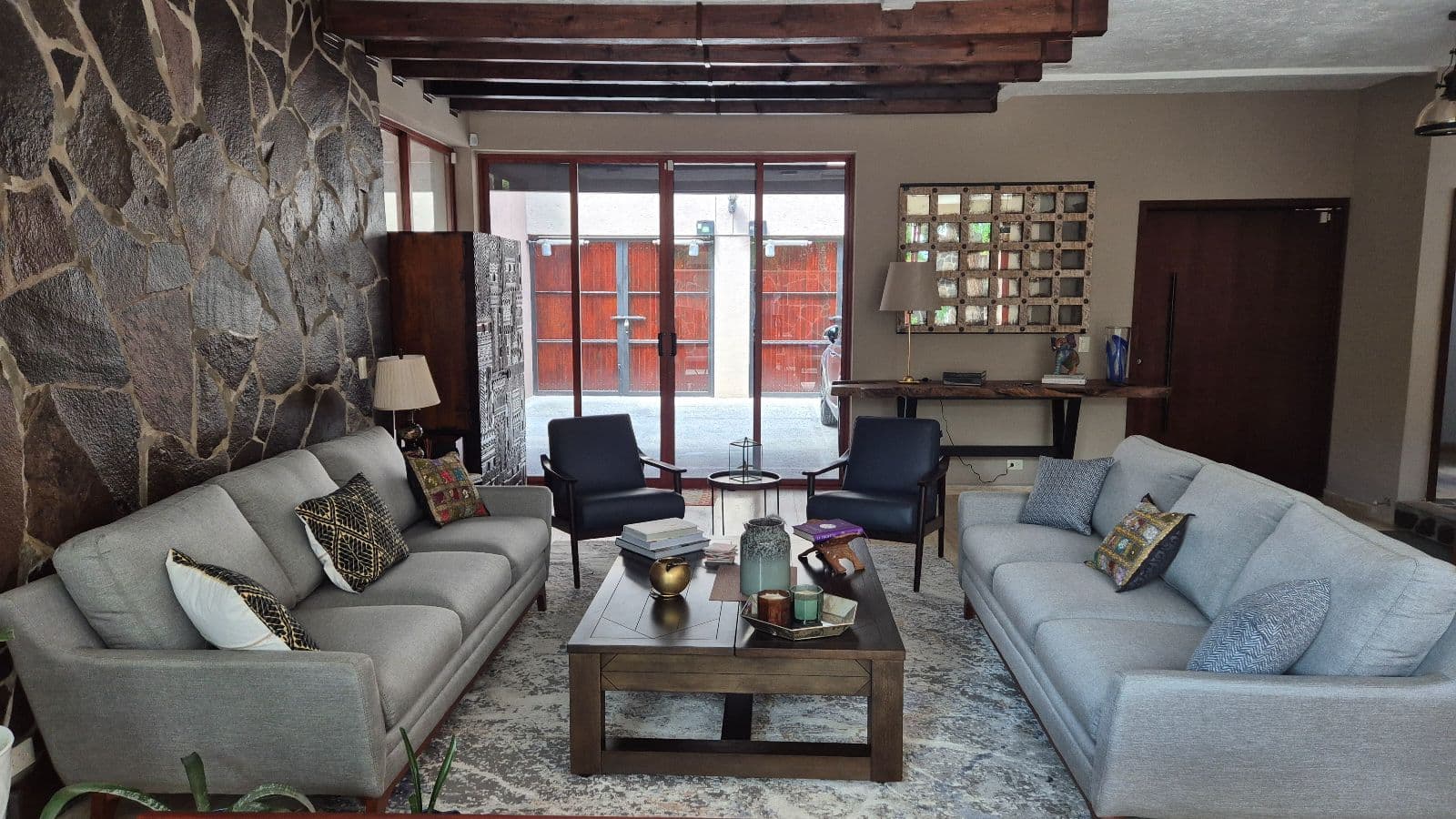 Casa de Llano — La Palmita, San Miguel de Allende — photo 4 — sophisticated living with soaring beams