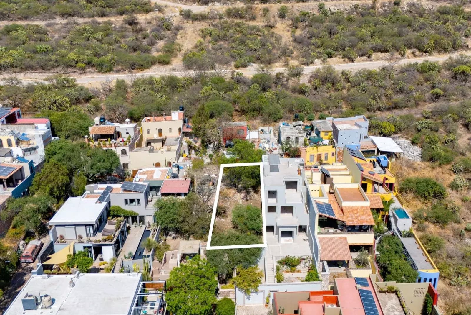El Obraje Lot — El Obraje, San Miguel de Allende — photo 3 — verdant hillside, modern architectural canvas