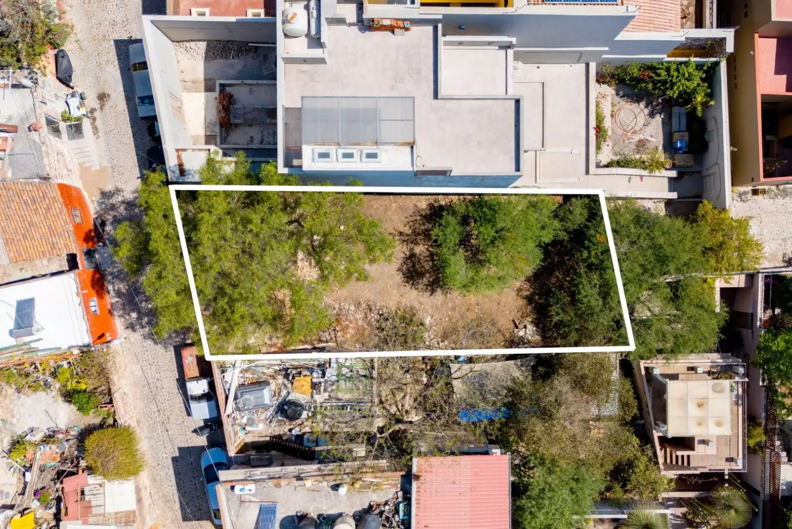 El Obraje Lot — El Obraje, San Miguel de Allende — photo 2 — expansive garden with authentic potential