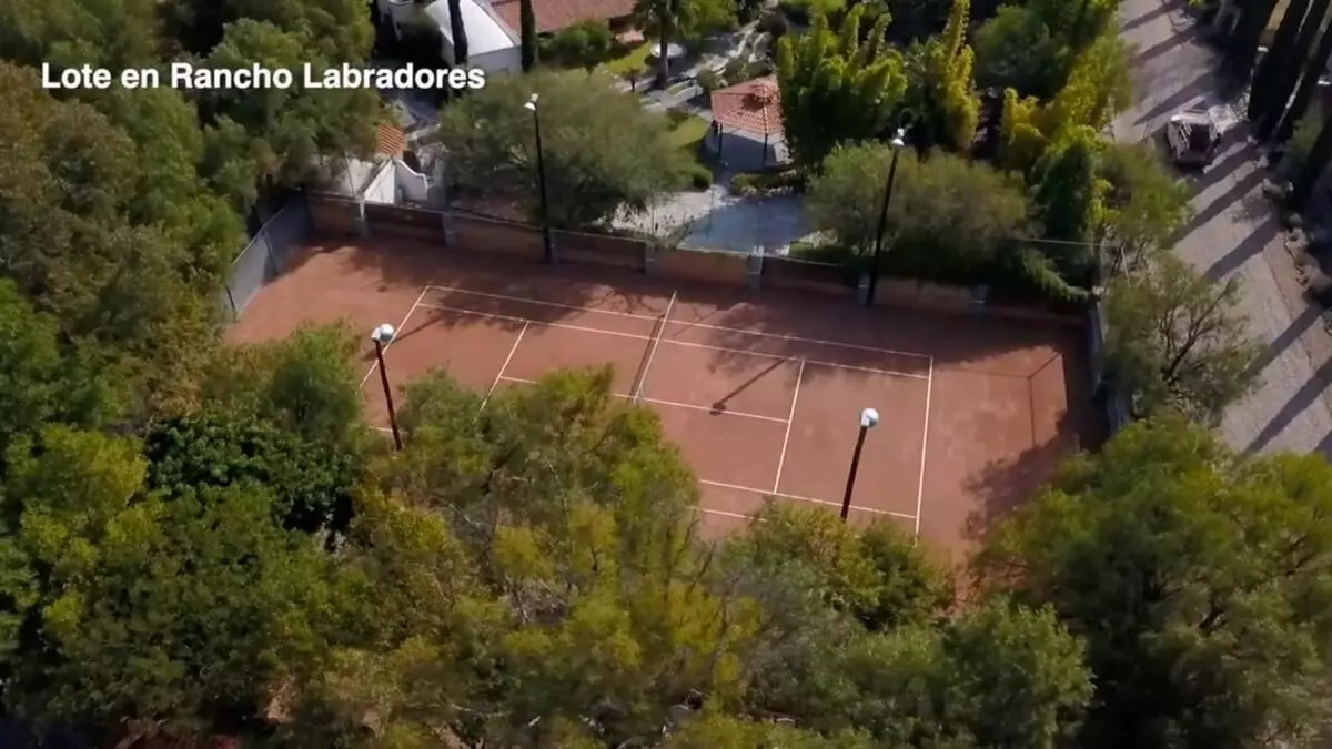 Lote Mariposas — Los Labradores, San Miguel de Allende — photo 2 — verdant grounds with tennis facilities