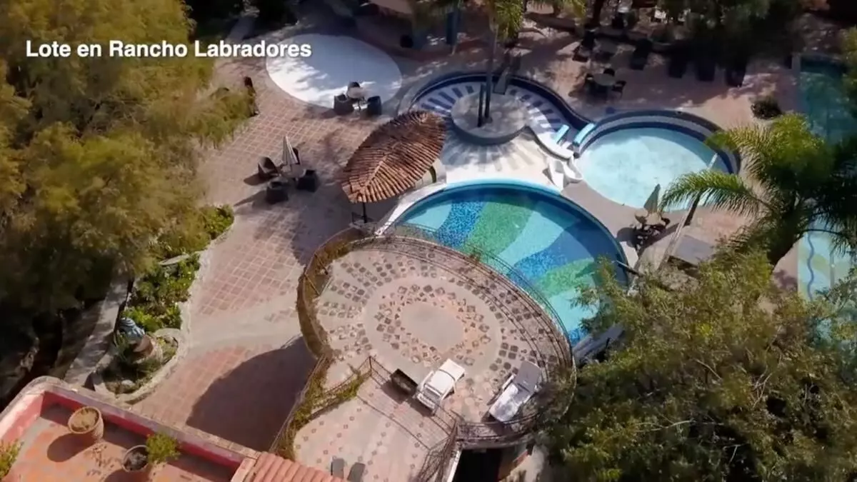 Lote Mariposas — Los Labradores, San Miguel de Allende — photo 4 — resort-style compound with sparkling pools