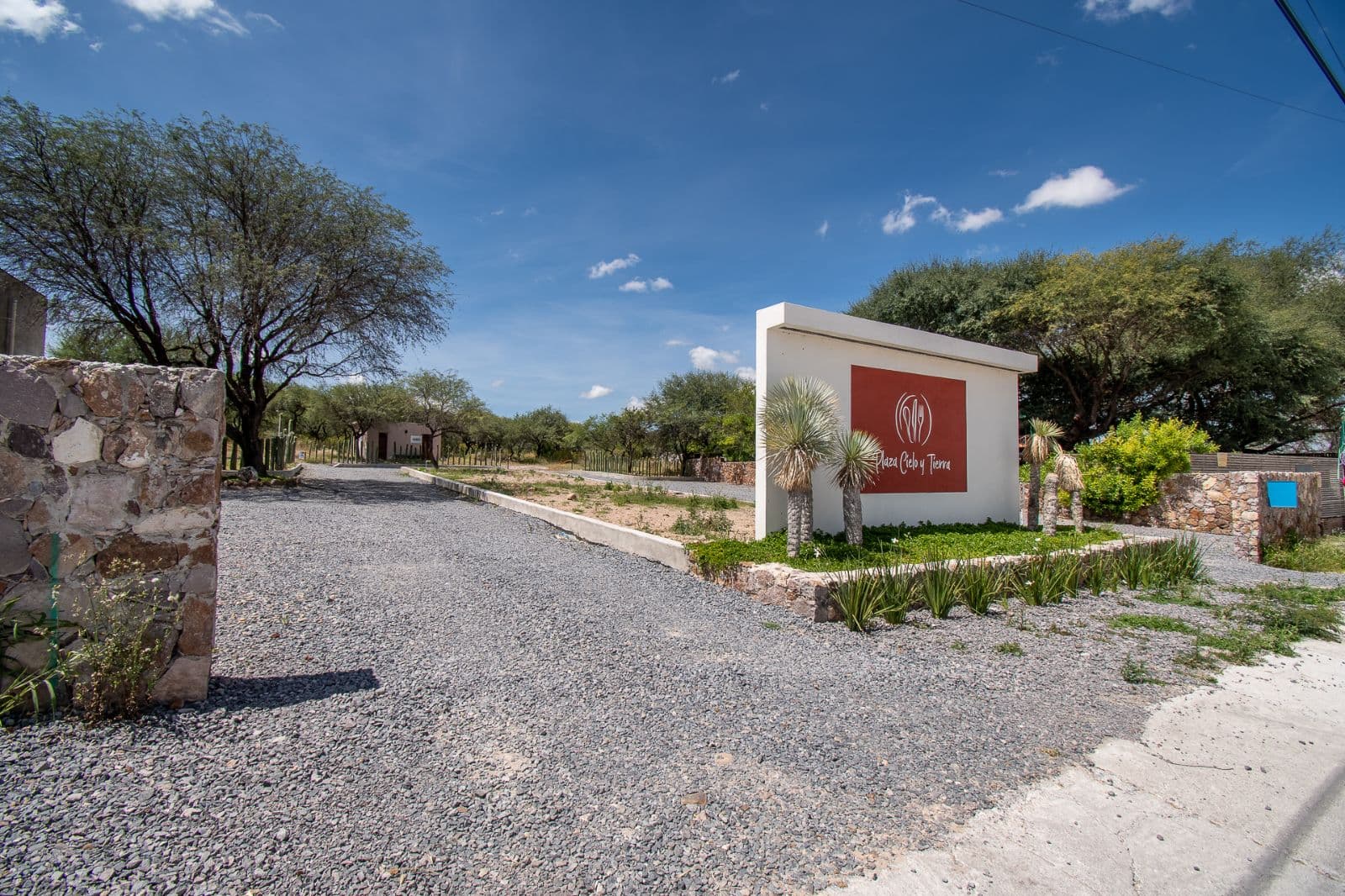 Cielo y Tierra — El Cortijo, San Miguel de Allende — photo 11 — charming entrance, mature gardens, rustic elegance