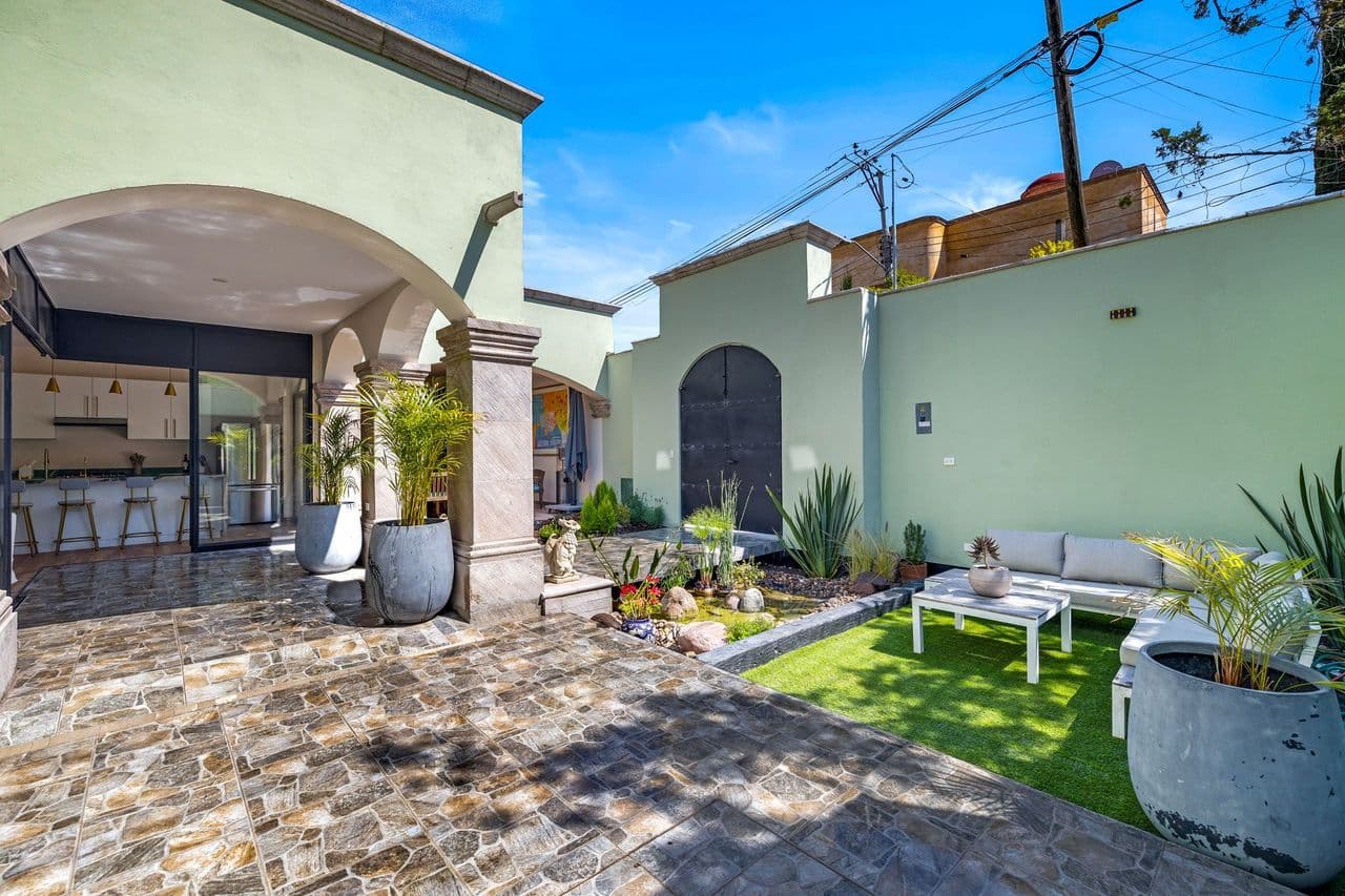 CASAS ANGEL & ANGELITO — La Lejona, San Miguel de Allende — photo 2 — sophisticated courtyard, modern mexican elegance