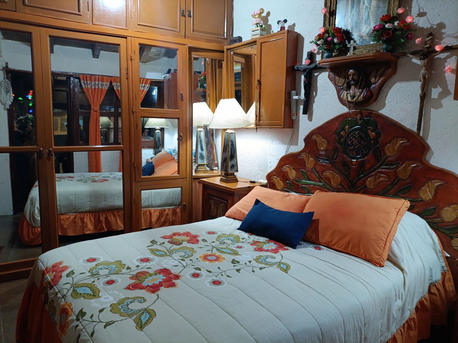 Casa y Casita en el Centro de San Miguel — Centro, San Miguel de Allende — photo 17 — authentic colonial bedroom, artisanal elegance