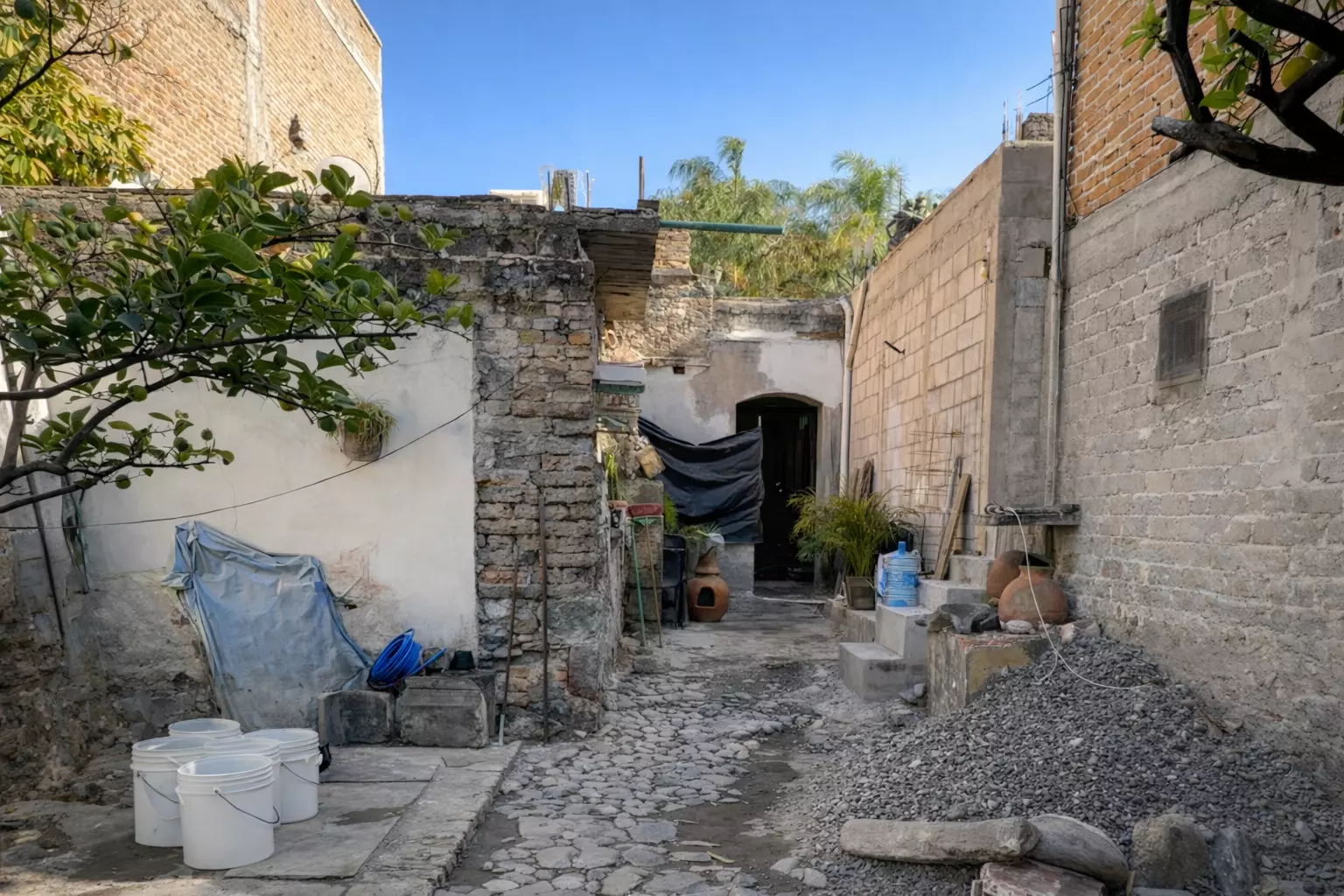 Terreno con frente comercial — Centro, San Miguel de Allende — photo 3 — charming courtyard, authentic colonial architecture