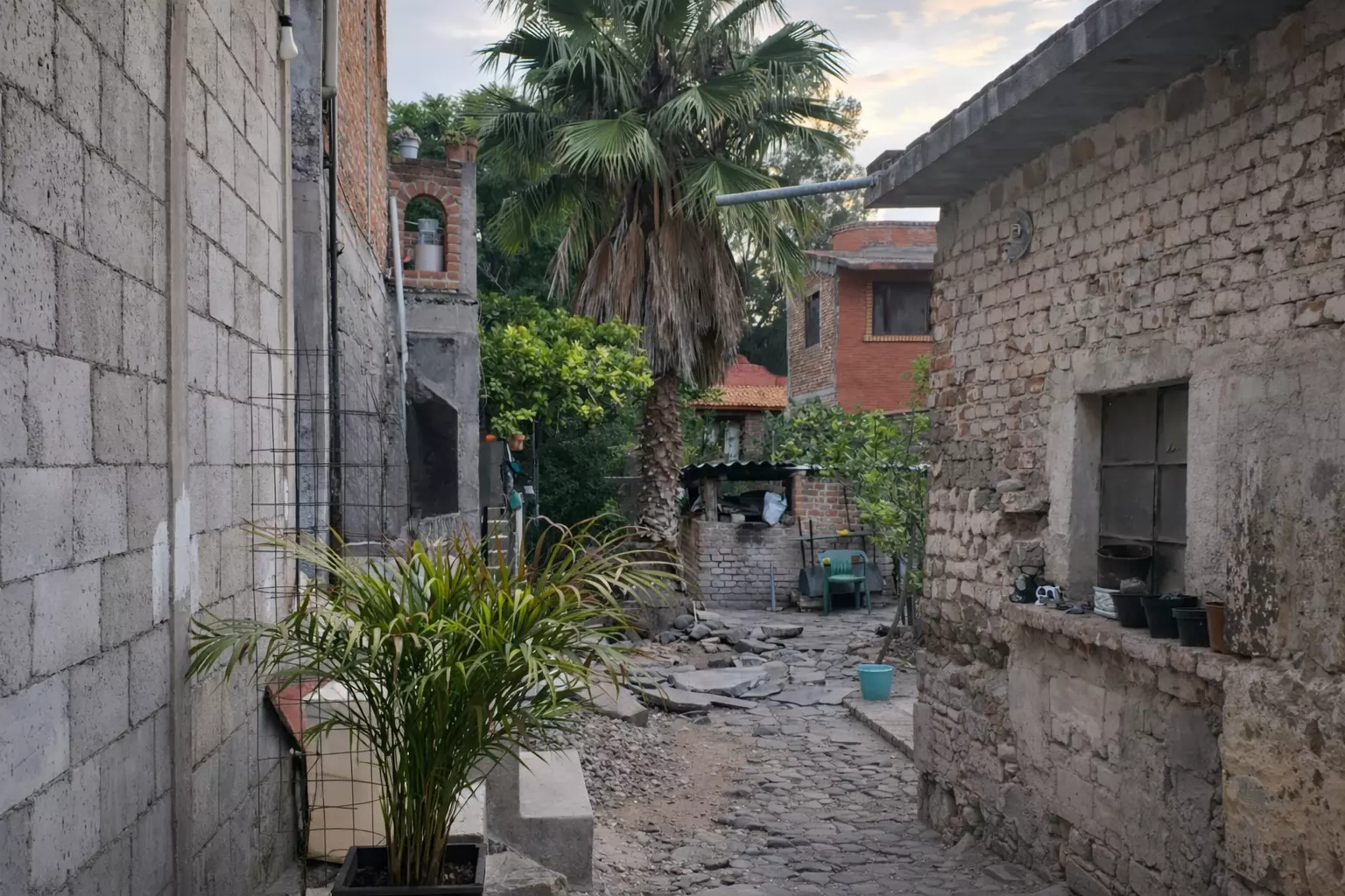 Terreno con frente comercial — Centro, San Miguel de Allende — photo 4 — charming courtyard with authentic character