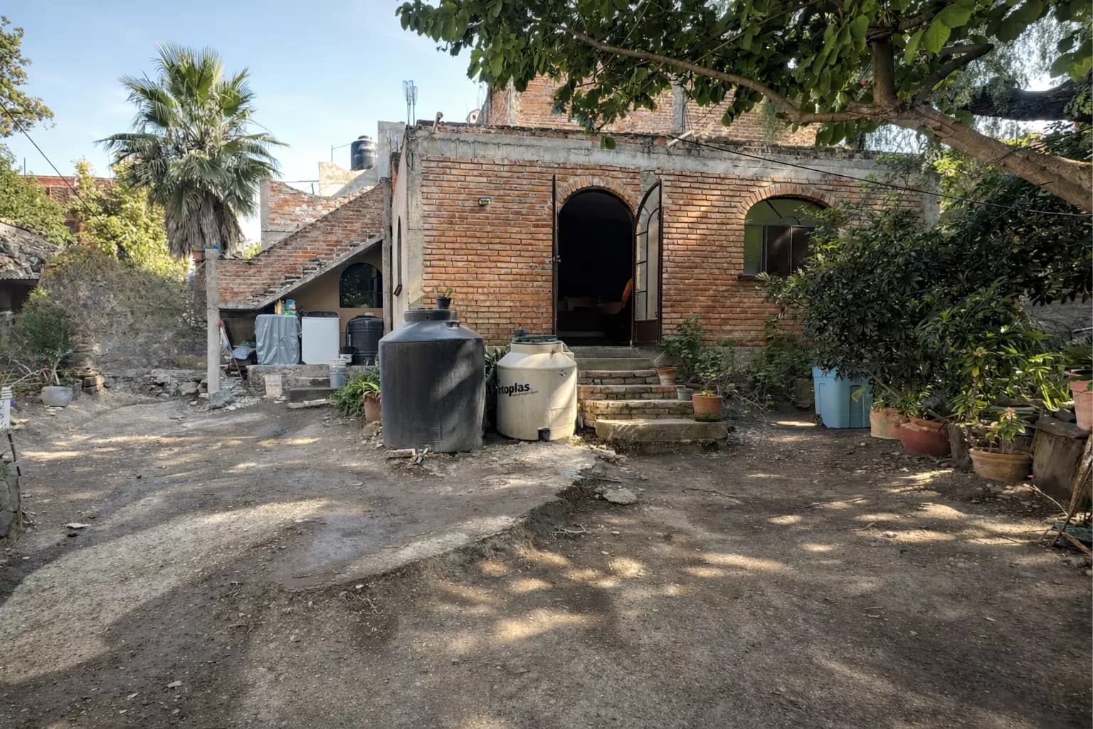 Terreno con frente comercial — Centro, San Miguel de Allende — photo 7 — charming rustic courtyard awaiting restoration