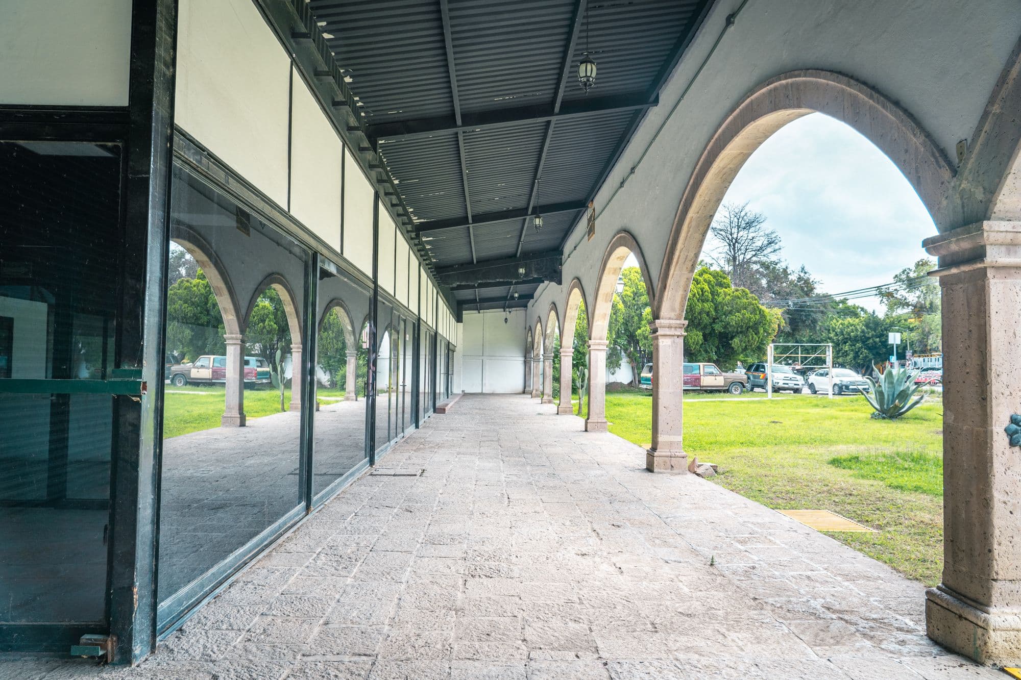 El Prado — Centro, San Miguel de Allende — photo 29 — charming arched colonnade, verdant grounds