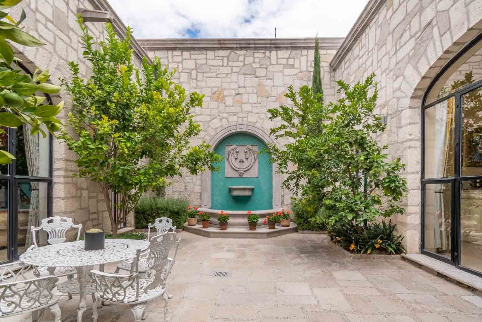 Casa Cosmati — Atascadero (Arcos de San Miguel), San Miguel de Allende — photo 11 — serene courtyard with turquoise focal point