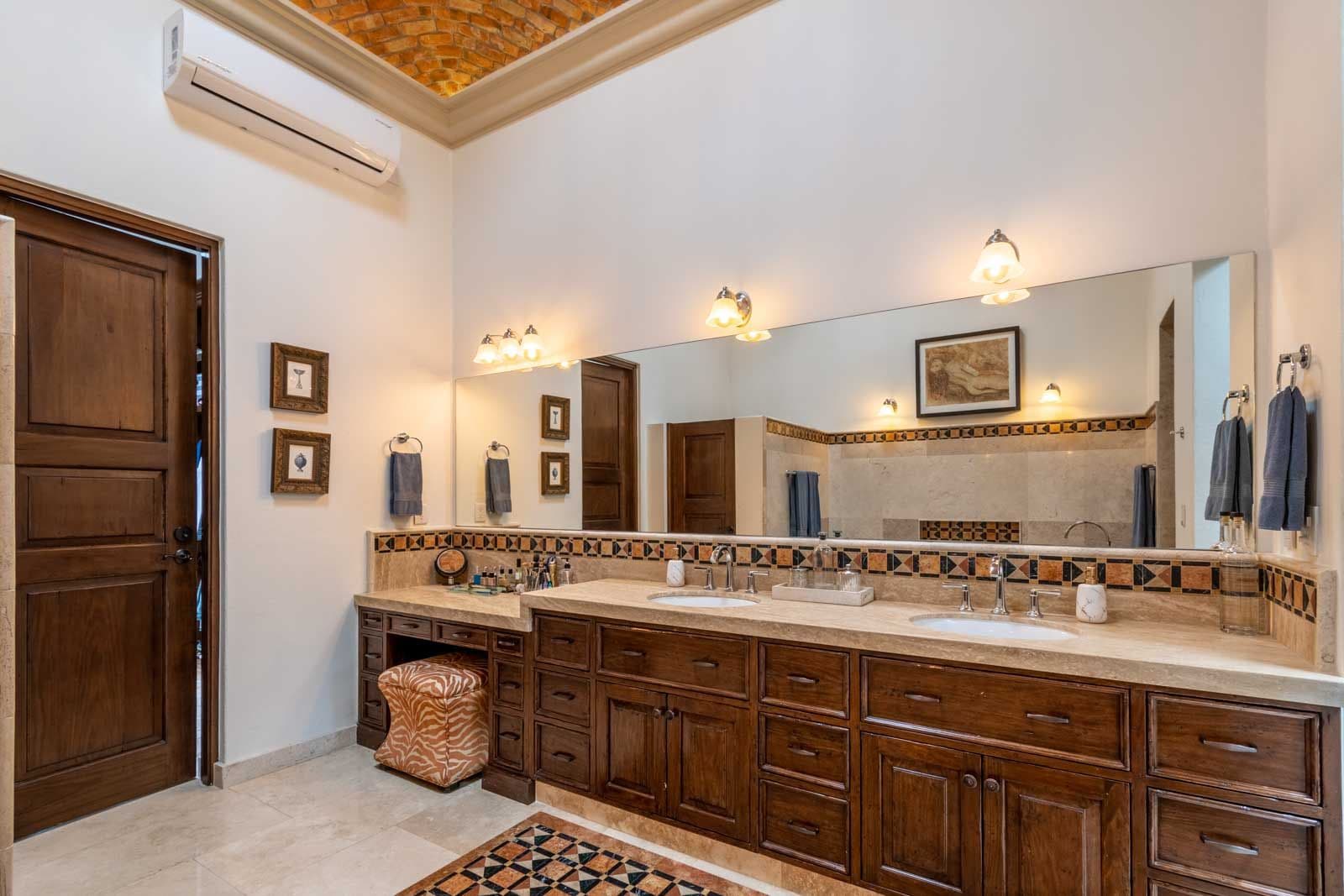 Casa Cosmati — Atascadero (Arcos de San Miguel), San Miguel de Allende — photo 17 — spa-like master bath, warm ambiance