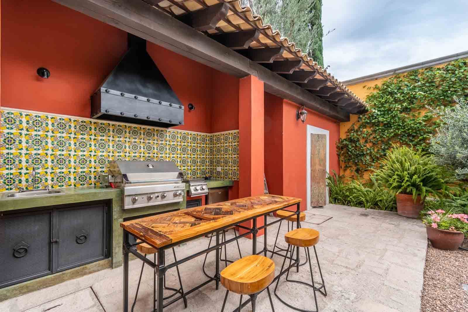 Casa Cosmati — Atascadero (Arcos de San Miguel), San Miguel de Allende — photo 22 — vibrant alfresco entertaining kitchen
