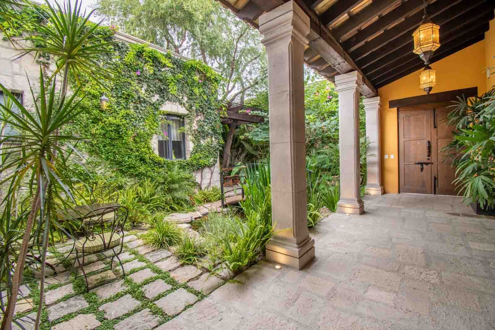 Casa Cosmati — Atascadero (Arcos de San Miguel), San Miguel de Allende — photo 5 — verdant courtyard, colonial elegance, timeless charm