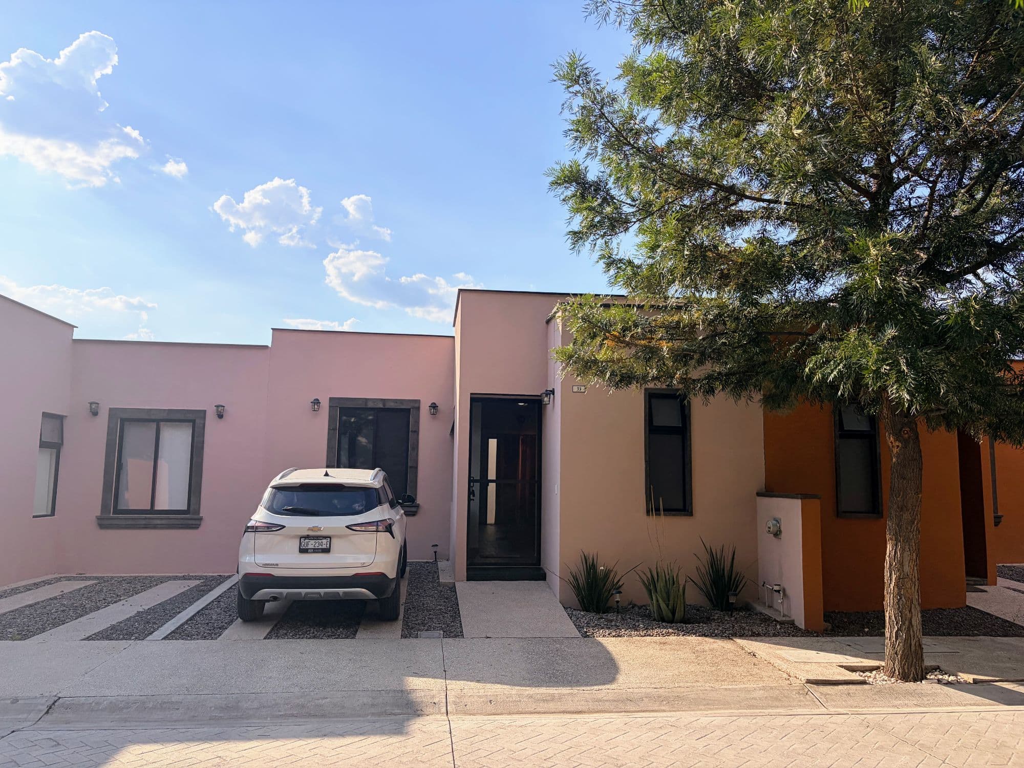 Casa Luis Gonzaga — Quinta de Allende, San Miguel de Allende — photo 3 — contemporary colorful homes, bright natural light