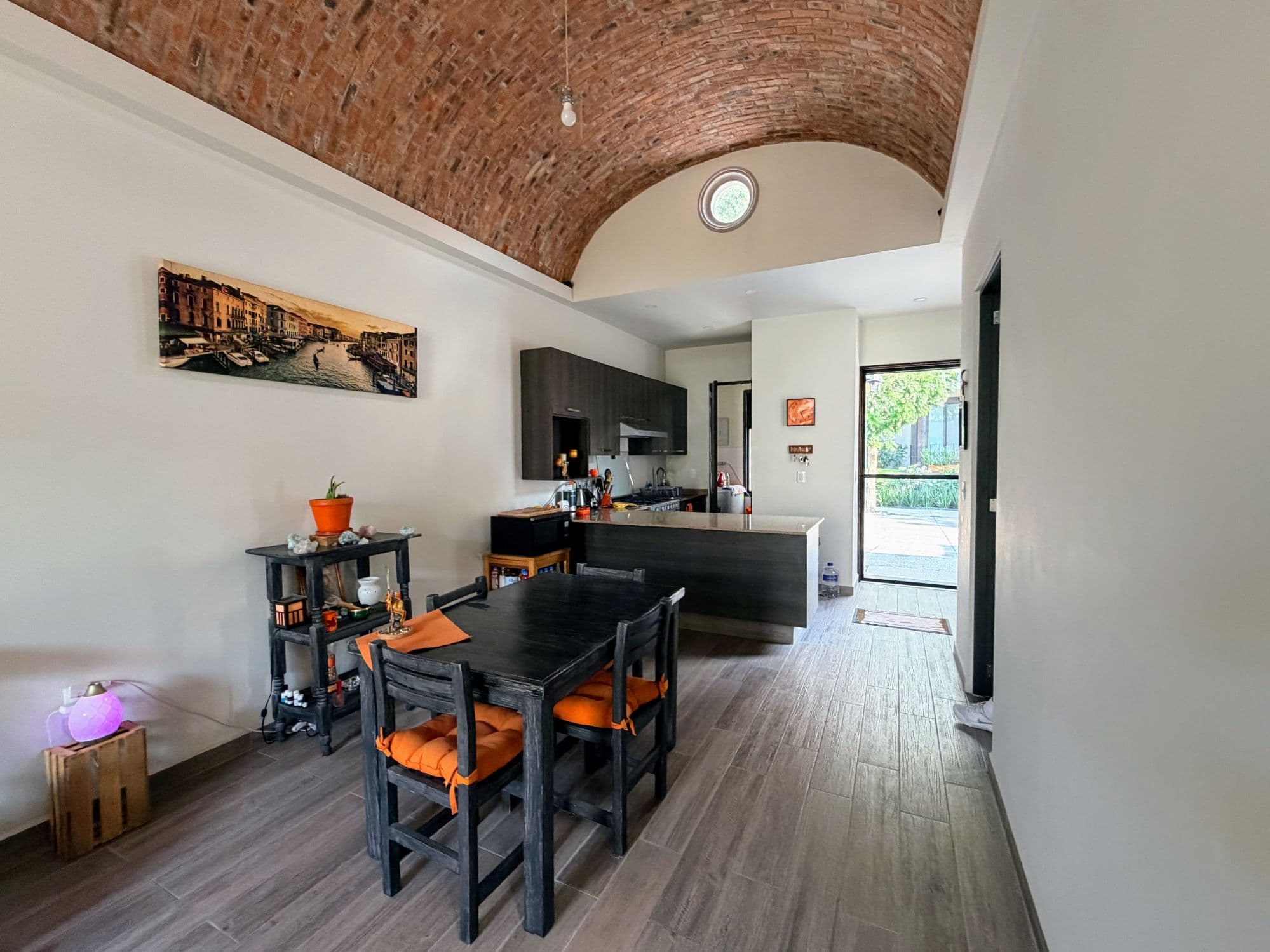 Casa Luis Gonzaga — Quinta de Allende, San Miguel de Allende — photo 4 — soaring vaulted brick ceiling, contemporary open plan
