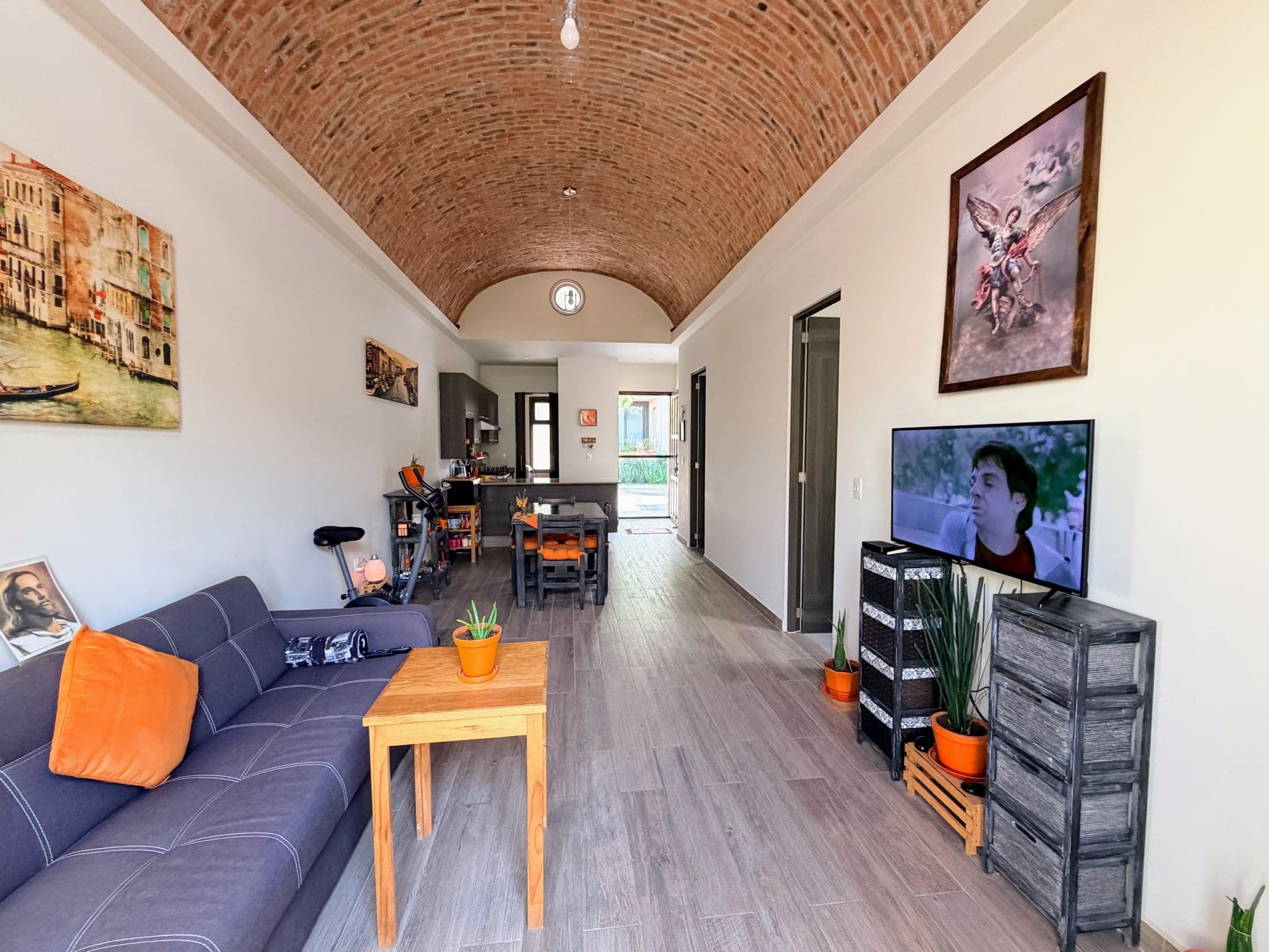 Casa Luis Gonzaga — Quinta de Allende, San Miguel de Allende — photo 5 — vaulted brick ceiling, contemporary living elegance