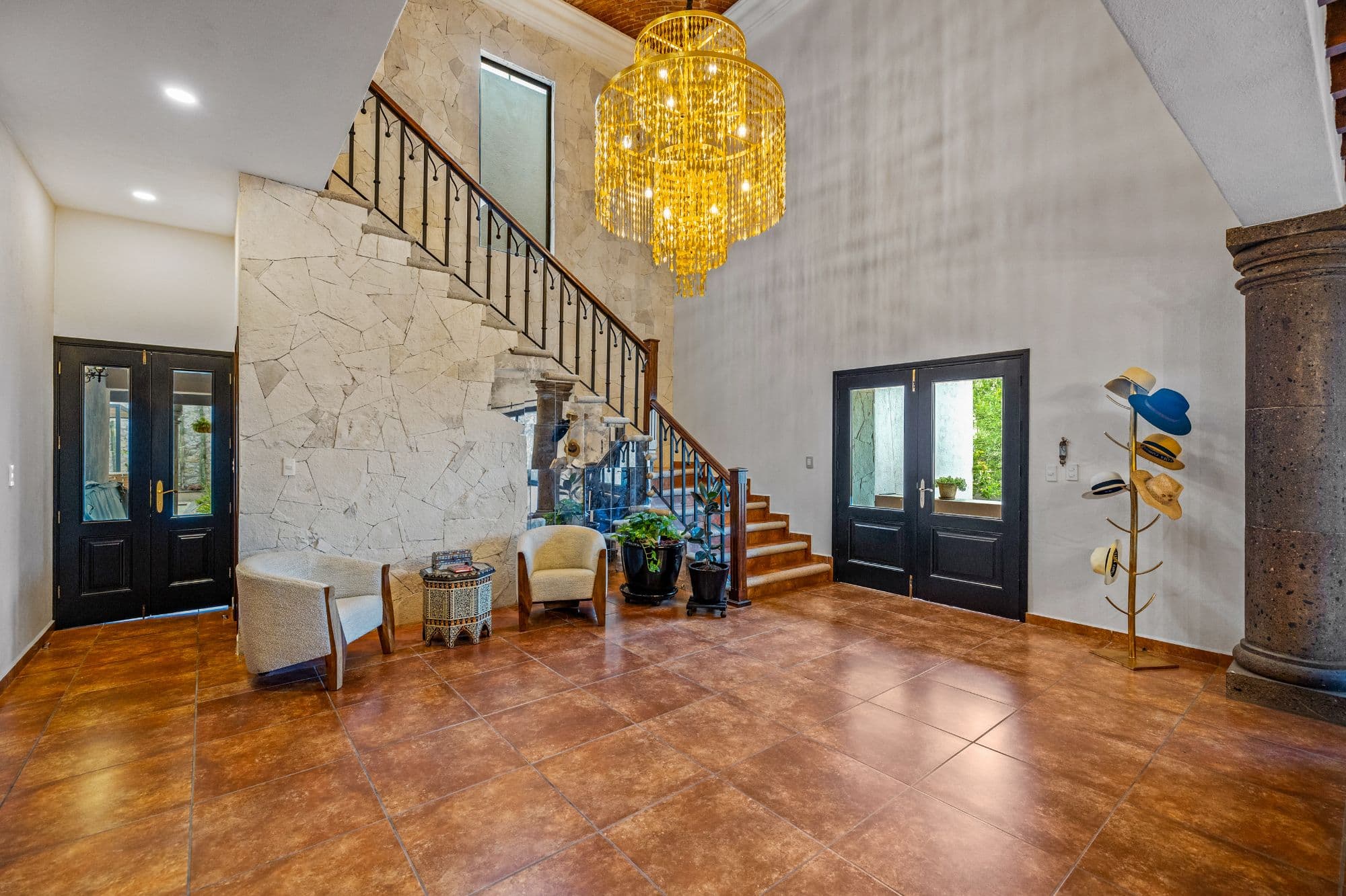 CASA MEZQUITE, SALIDA REAL A QUERÉTARO — Centro, San Miguel de Allende — photo 7 — grand foyer with soaring elegance