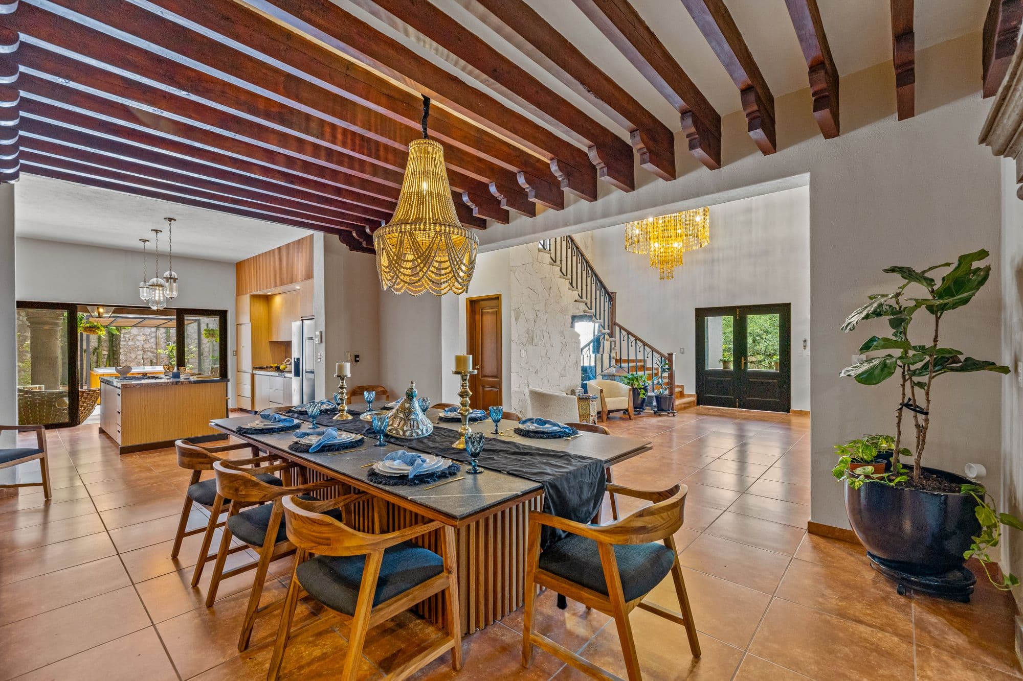 CASA MEZQUITE, SALIDA REAL A QUERÉTARO — Centro, San Miguel de Allende — photo 13 — elegant entertaining space, soaring beamed ceilings