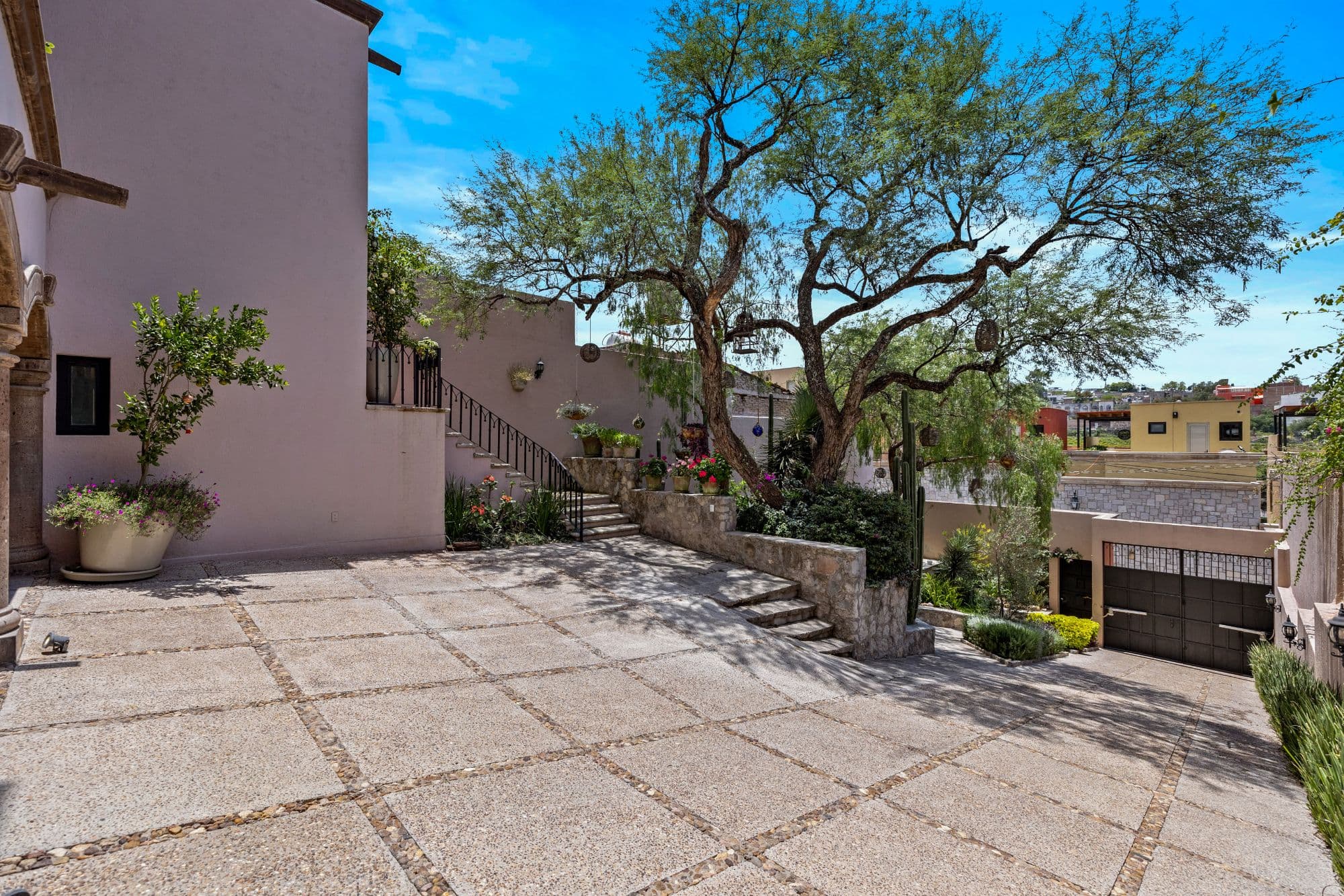 CASA MEZQUITE, SALIDA REAL A QUERÉTARO — Centro, San Miguel de Allende — photo 19 — sun-dappled terrace, mature shade trees