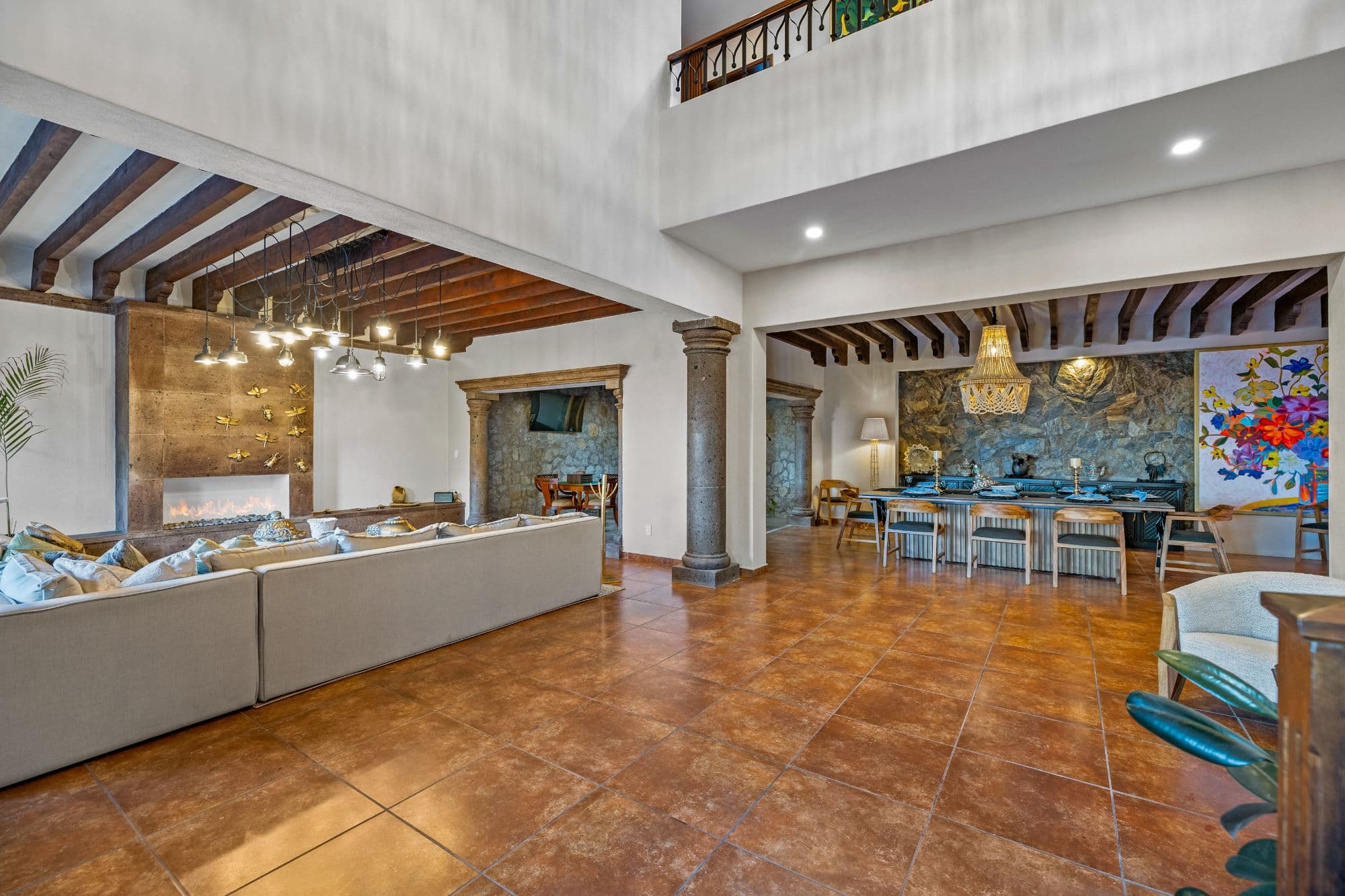 CASA MEZQUITE, SALIDA REAL A QUERÉTARO — Centro, San Miguel de Allende — photo 14 — grand open-concept living with soaring beams