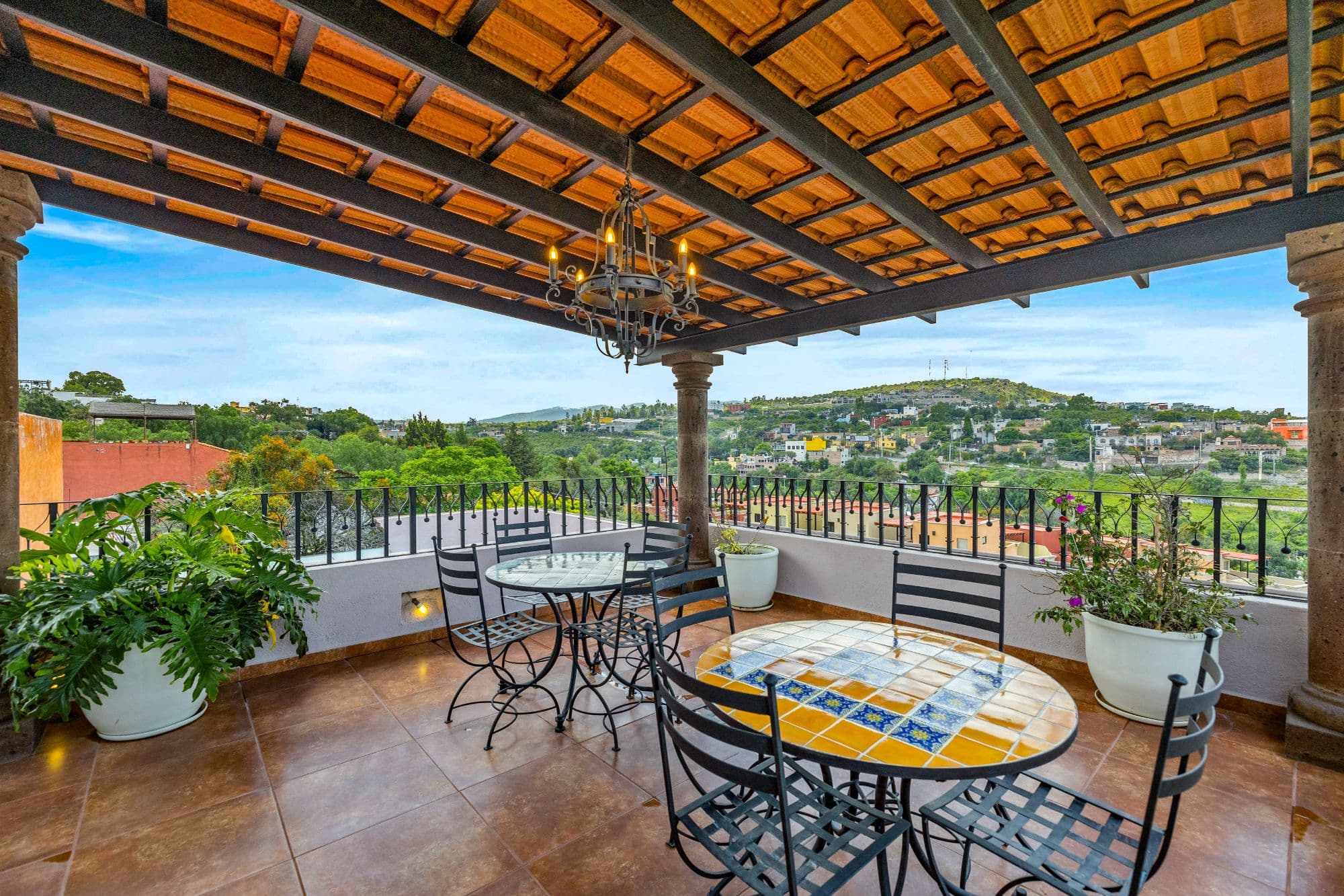 CASA MEZQUITE, SALIDA REAL A QUERÉTARO — Centro, San Miguel de Allende — photo 20 — panoramic hilltop terrace with architectural elegance