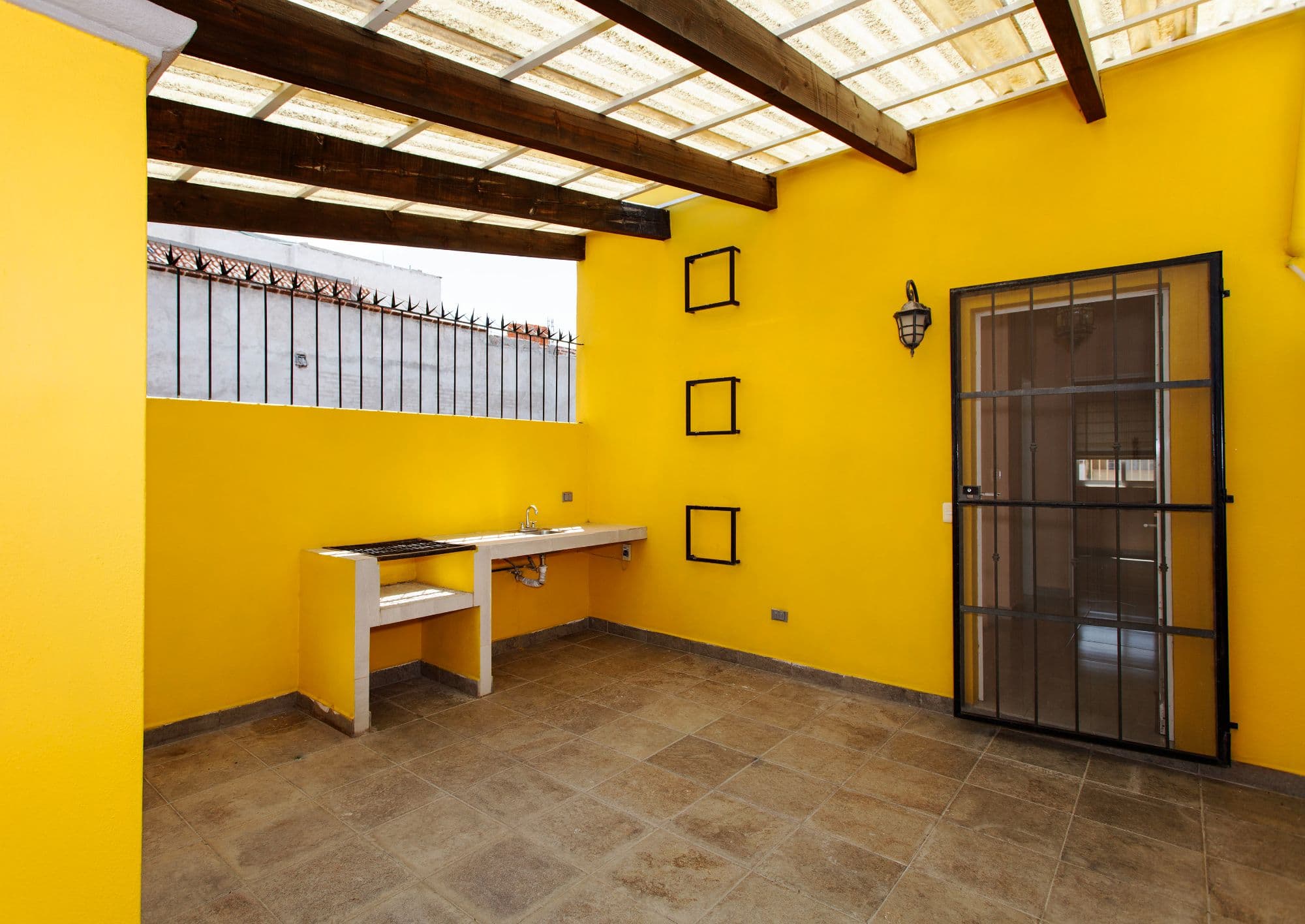 Casa Lucero 17A in La Lejona for sale in San Miguel de Allende — La Lejona, San Miguel de Allende — photo 22 — vibrant colonial kitchen with skylight illumination