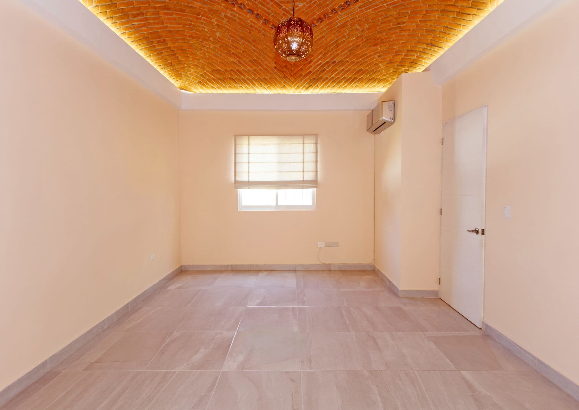 Casa Lucero 17A in La Lejona for sale in San Miguel de Allende — La Lejona, San Miguel de Allende — photo 16 — luminous bedroom with artisanal ceiling detail
