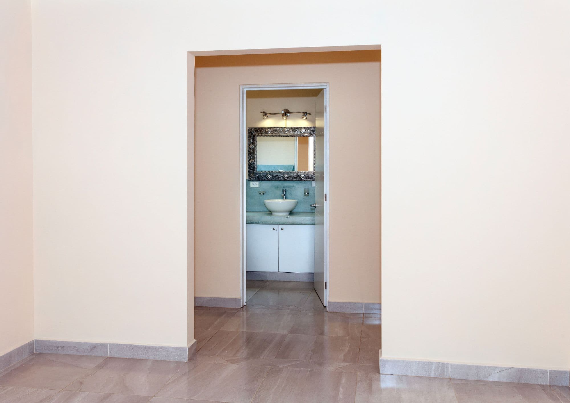 Casa Lucero 17A in La Lejona for sale in San Miguel de Allende — La Lejona, San Miguel de Allende — photo 18 — elegant ensuite bath, turquoise accents