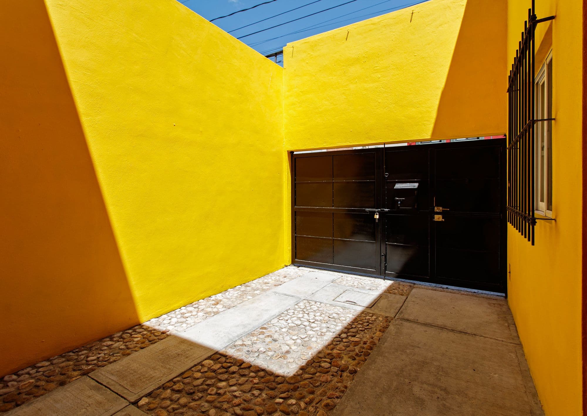 Casa Lucero 17A in La Lejona for sale in San Miguel de Allende — La Lejona, San Miguel de Allende — photo 23 — vibrant courtyard, brilliant natural light