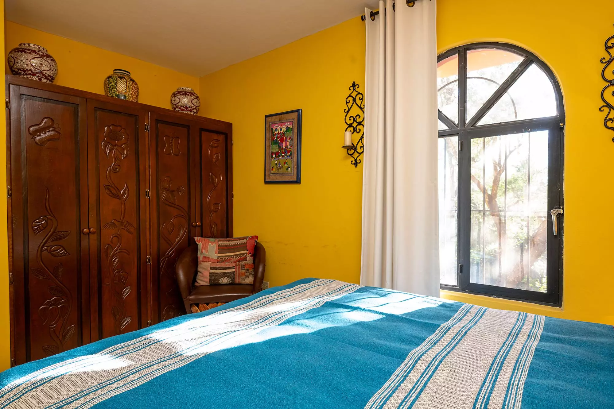 Casa Corazón — Valle del Maíz, San Miguel de Allende — photo 8 — vibrant colonial bedroom with architectural charm