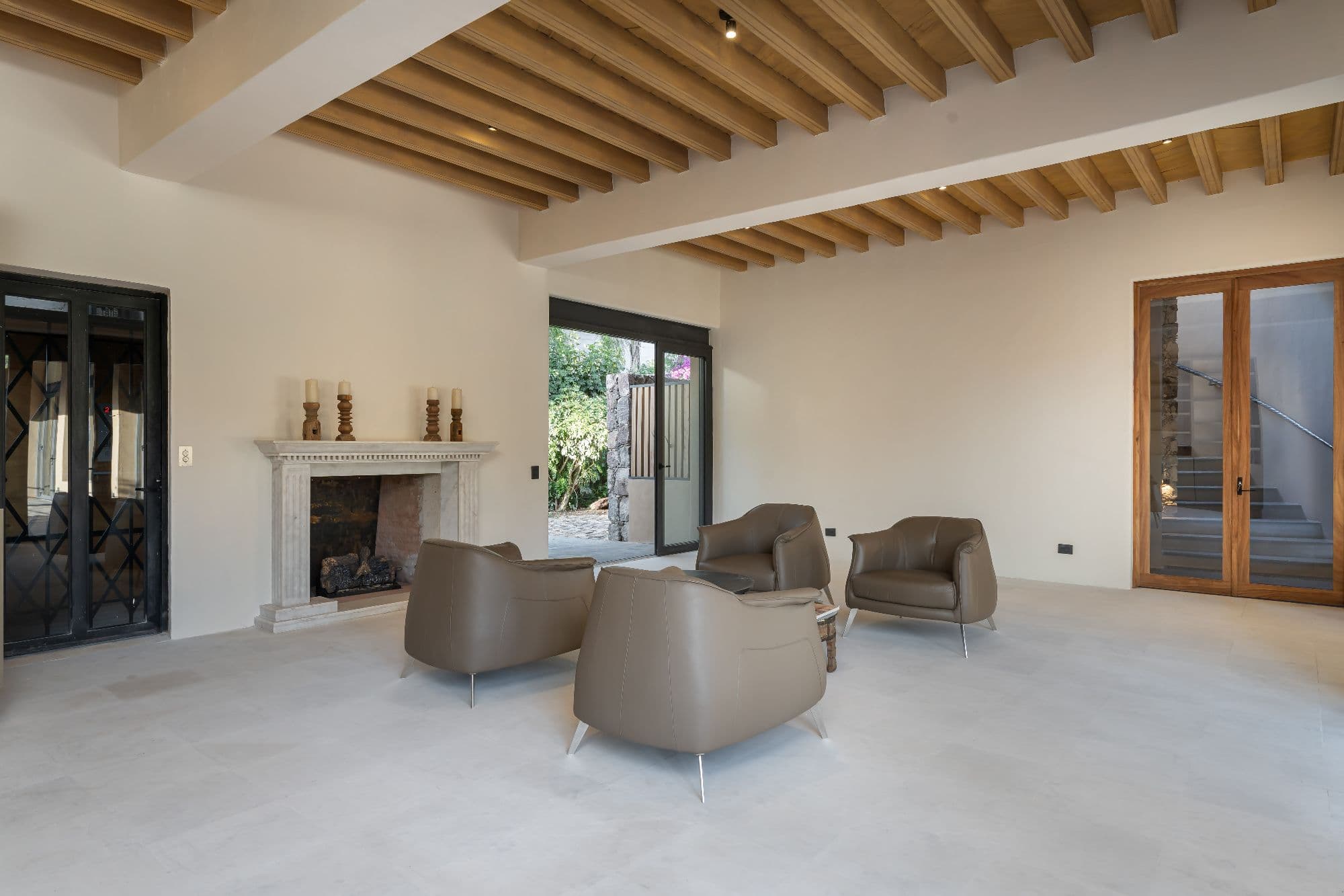 Casa Fuentes — Atascadero (Arcos de San Miguel), San Miguel de Allende — photo 11 — luminous living space, exposed wooden beams