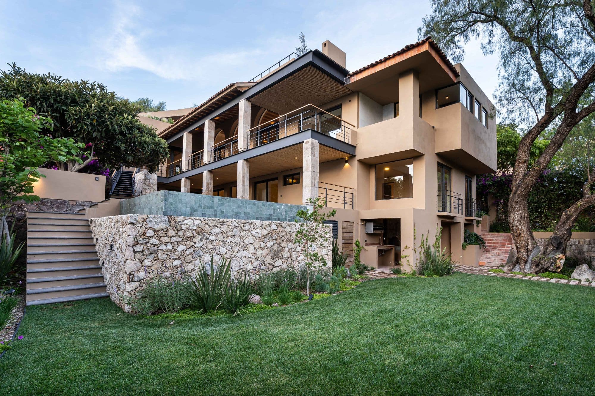Casa Fuentes — Atascadero (Arcos de San Miguel), San Miguel de Allende — photo 25 — contemporary elegance meets lush gardens