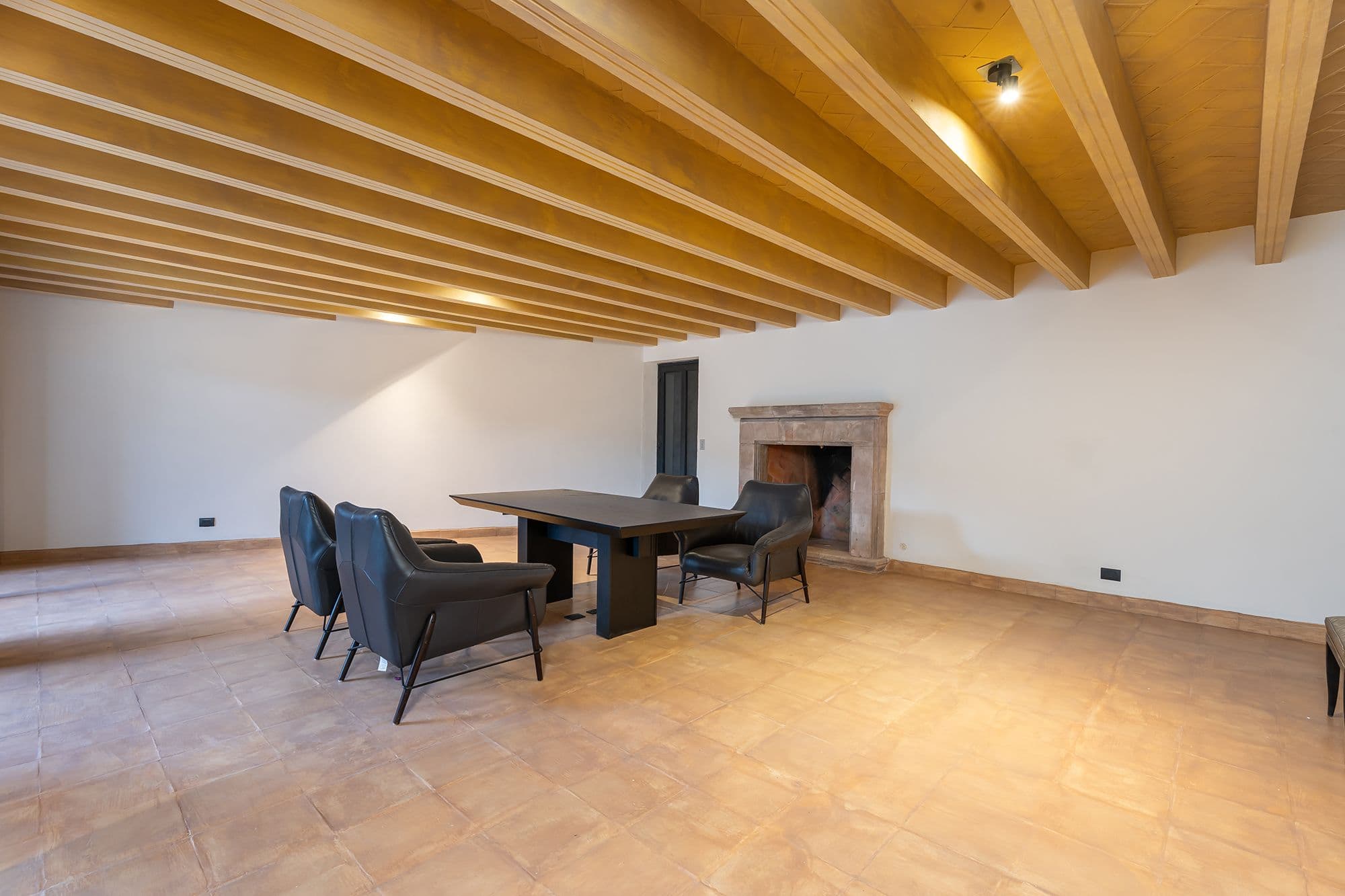 Casa Fuentes — Atascadero (Arcos de San Miguel), San Miguel de Allende — photo 22 — soaring wooden beams, luminous gathering space