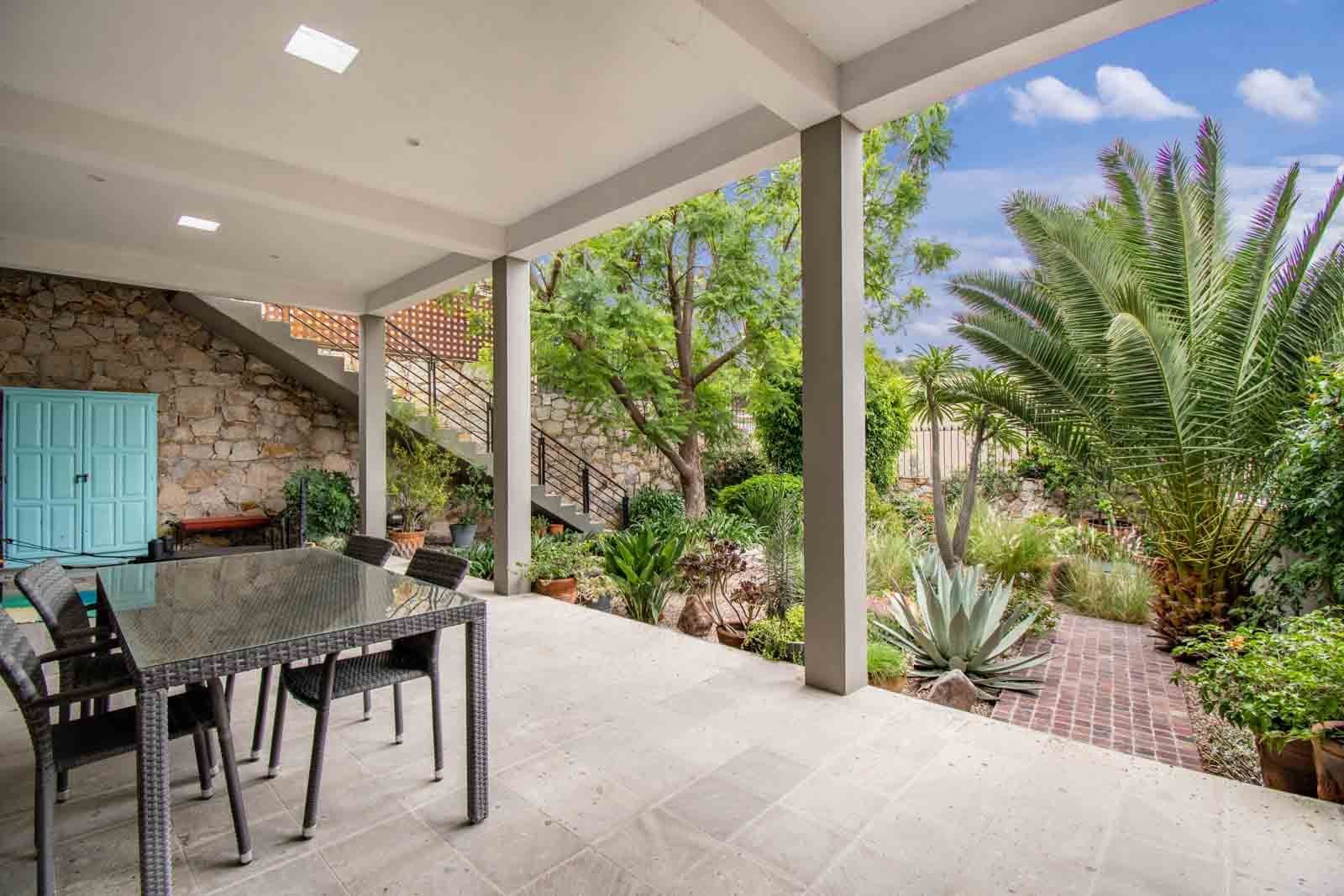 Contemporary Obraje — El Obraje, San Miguel de Allende — photo 11 — covered terrace, lush tropical garden