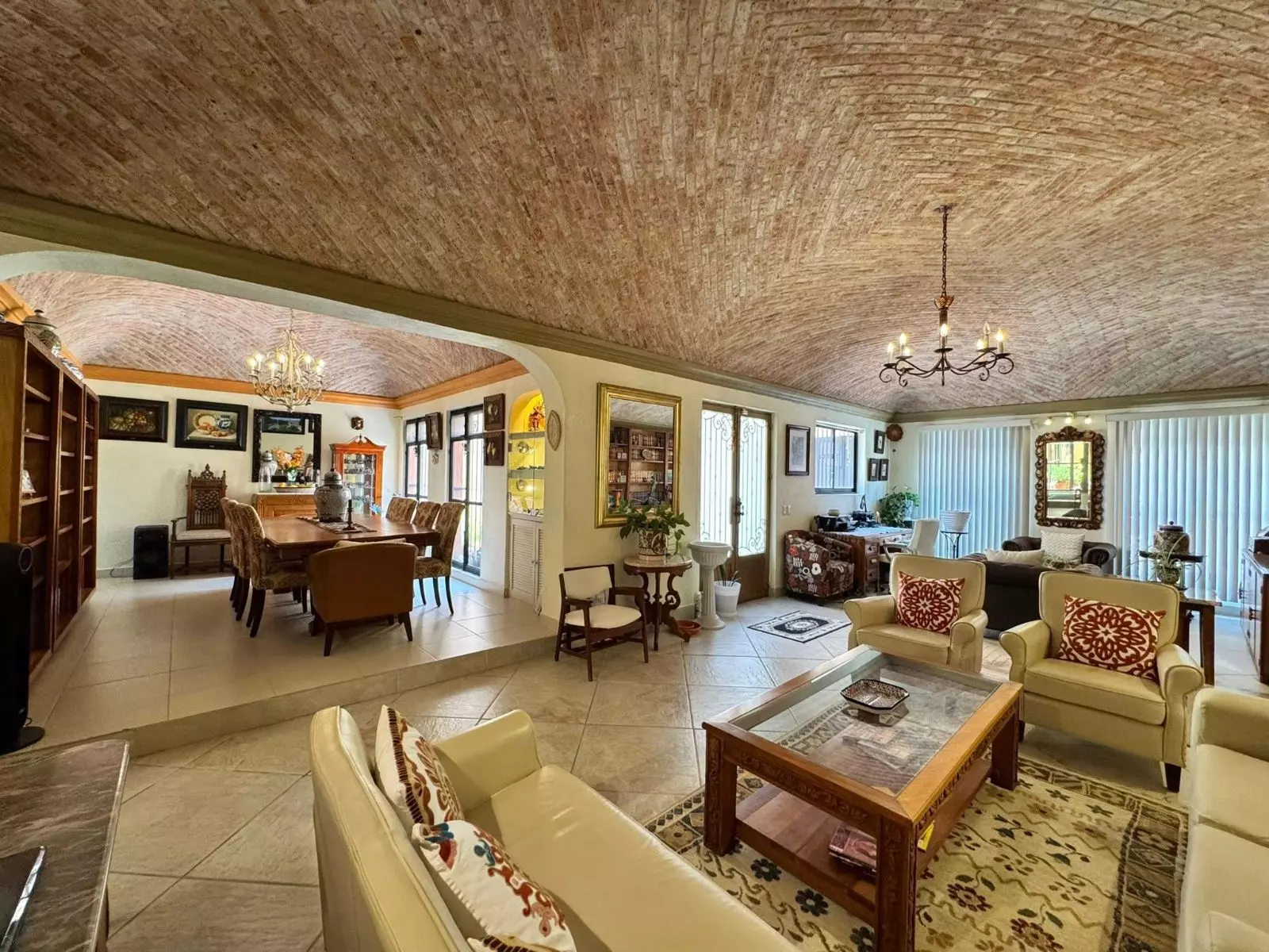 Casa Fuente del Moro — Atascadero (Arcos de San Miguel), San Miguel de Allende — photo 5 — spacious, light-filled living elegance