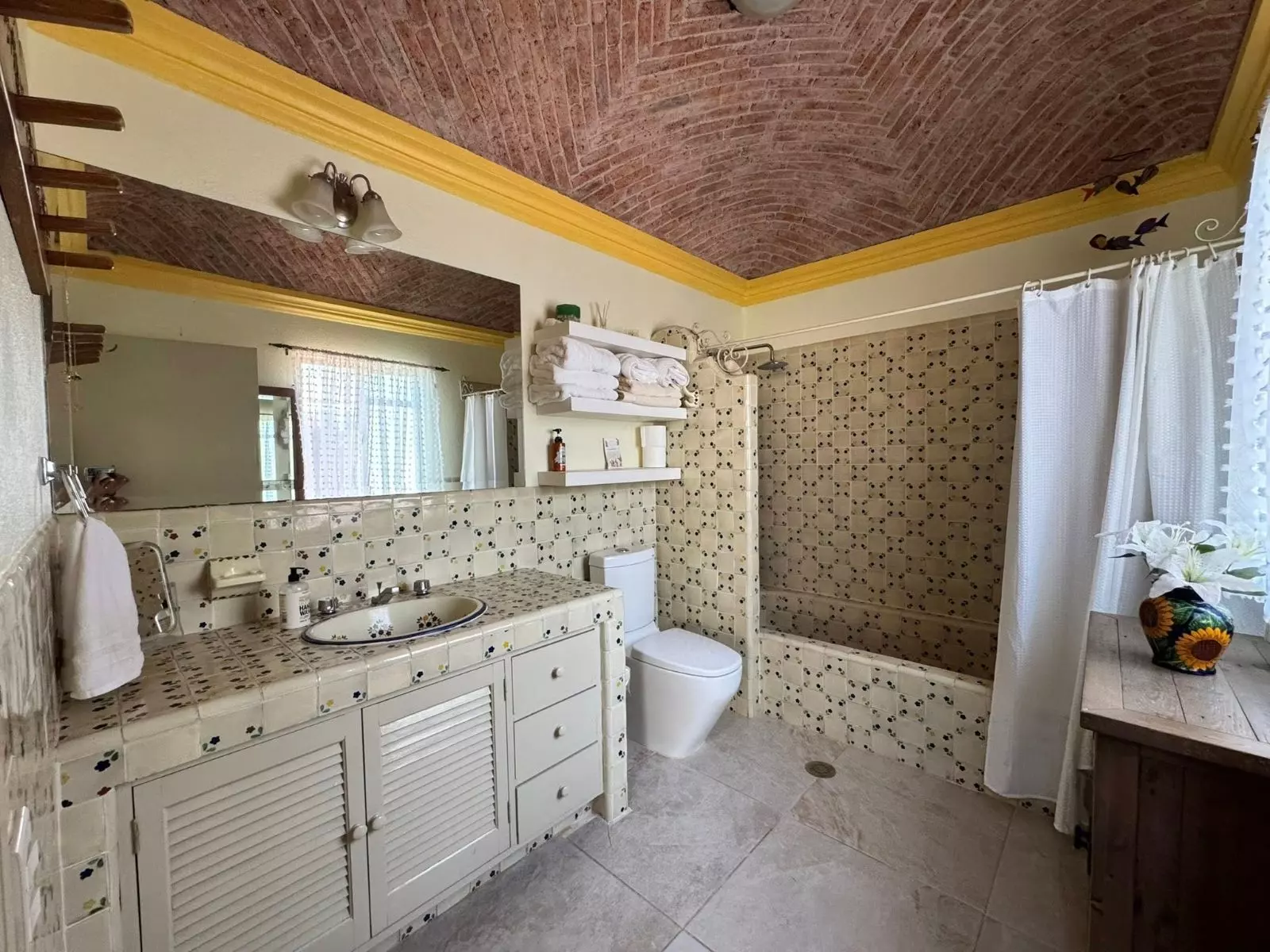 Casa Fuente del Moro — Atascadero (Arcos de San Miguel), San Miguel de Allende — photo 9 — charming vintage bathroom, rustic-chic elegance