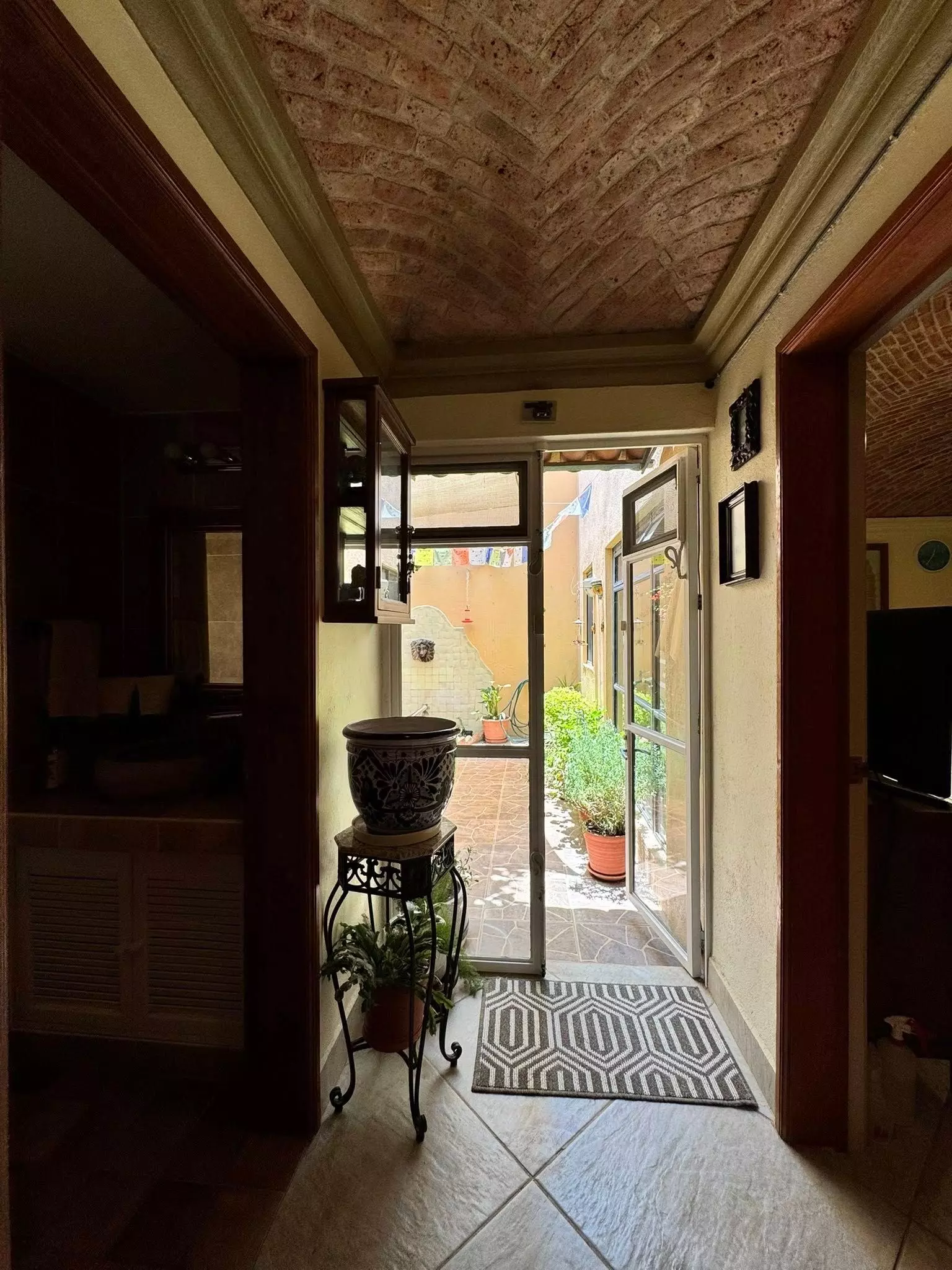 Casa Fuente del Moro — Atascadero (Arcos de San Miguel), San Miguel de Allende — photo 15 — charming colonial entryway, bright courtyard access