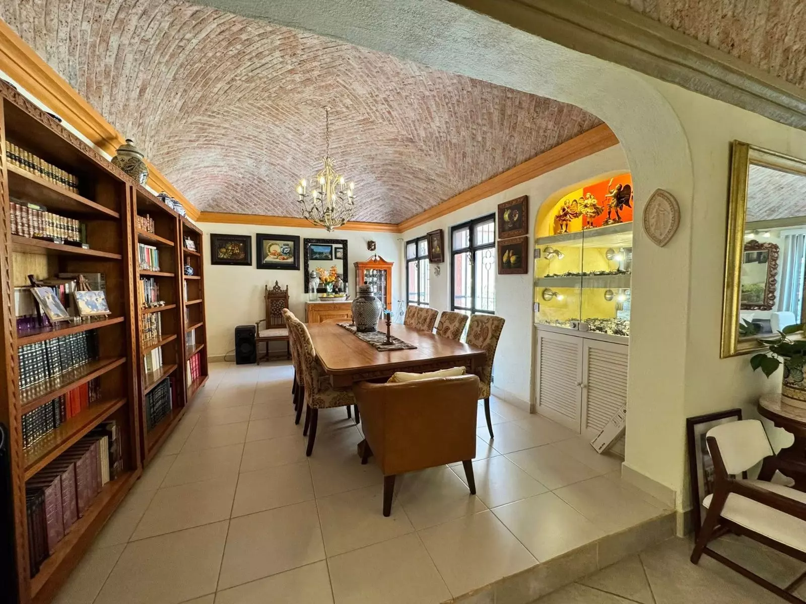 Casa Fuente del Moro — Atascadero (Arcos de San Miguel), San Miguel de Allende — photo 16 — elegant library with soaring vaulted ceilings