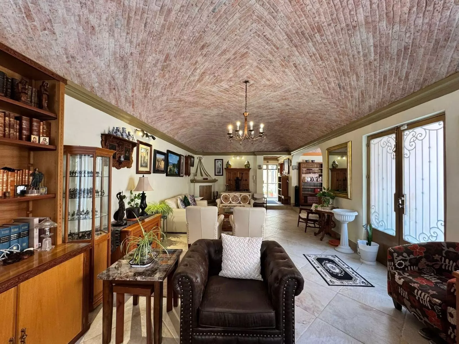 Casa Fuente del Moro — Atascadero (Arcos de San Miguel), San Miguel de Allende — photo 17 — elegant living room, vaulted brick ceiling