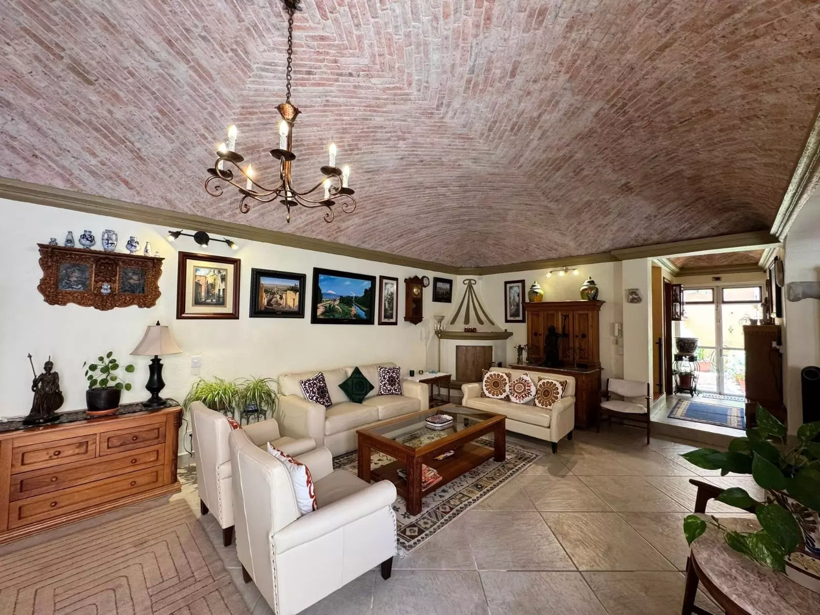 Casa Fuente del Moro — Atascadero (Arcos de San Miguel), San Miguel de Allende — photo 20 — elegant colonial living room, vaulted ceilings