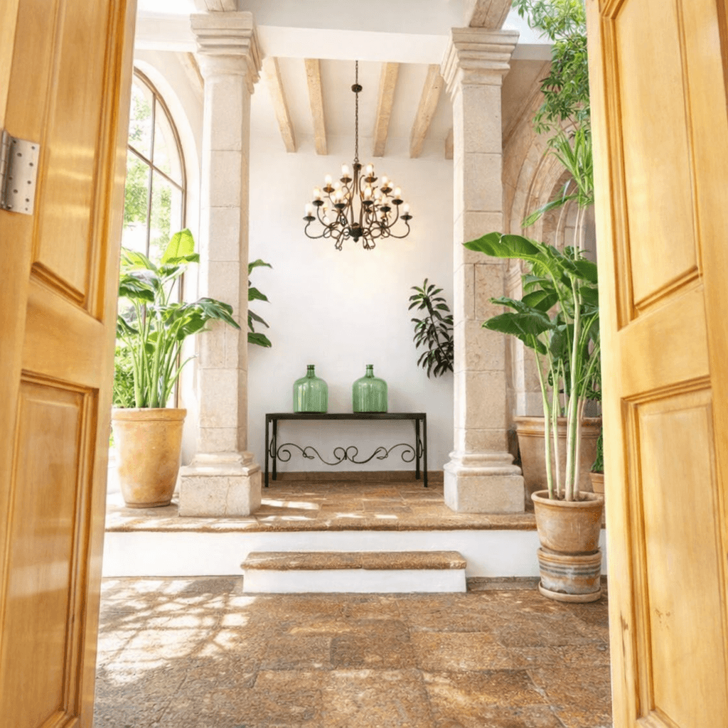 Breathtaking Casa Blanca — Guadiana, San Miguel de Allende — photo 2 — sunlit courtyard with european elegance