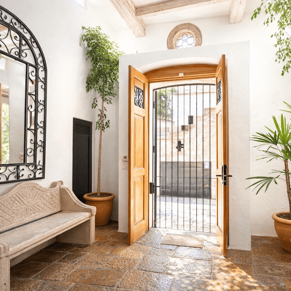 Breathtaking Casa Blanca — Guadiana, San Miguel de Allende — photo 3 — charming colonial entryway with natural light