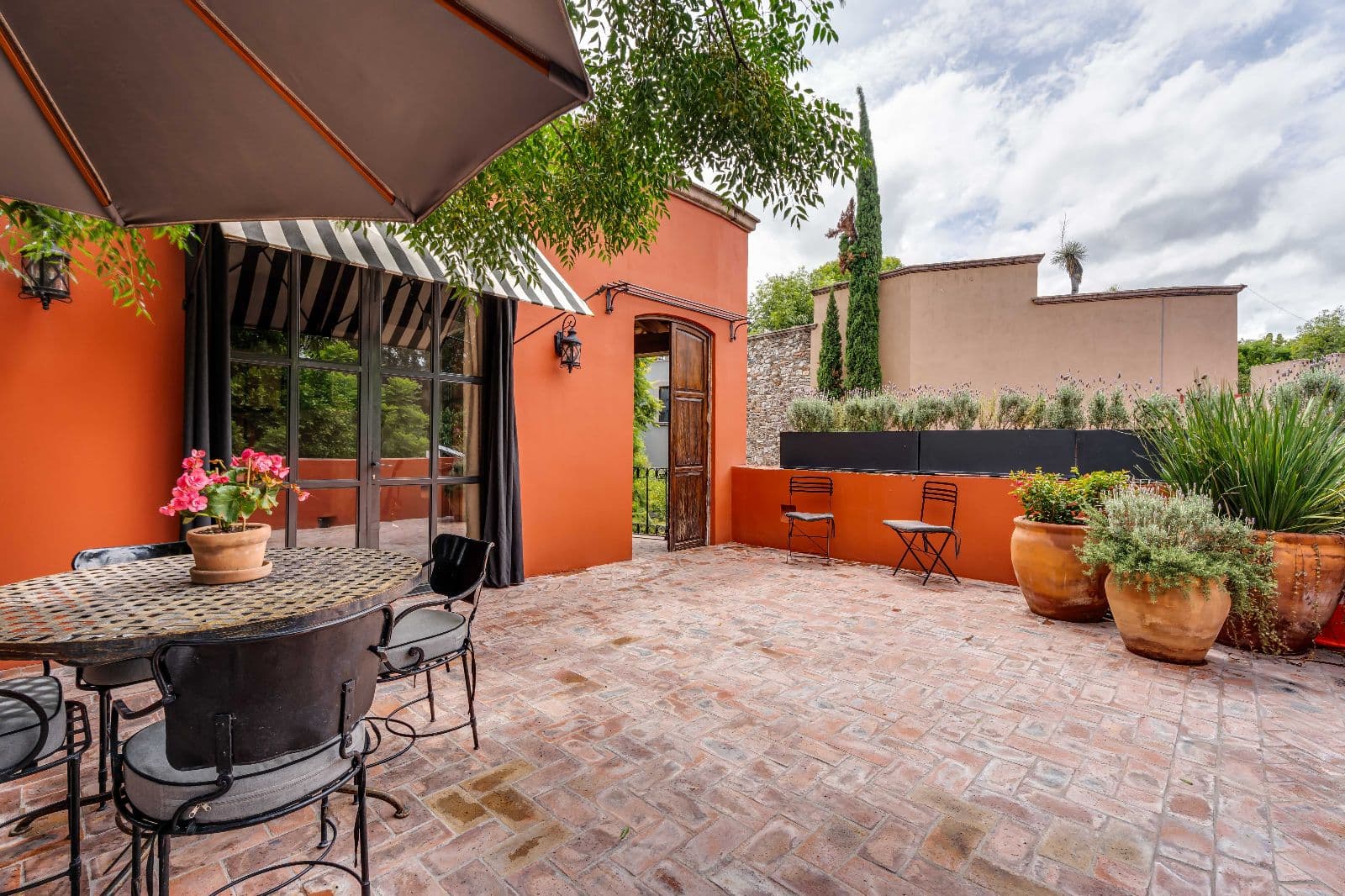 Casa Santa Mónica — Centro, San Miguel de Allende — photo 15 — vibrant courtyard, authentic mexican charm