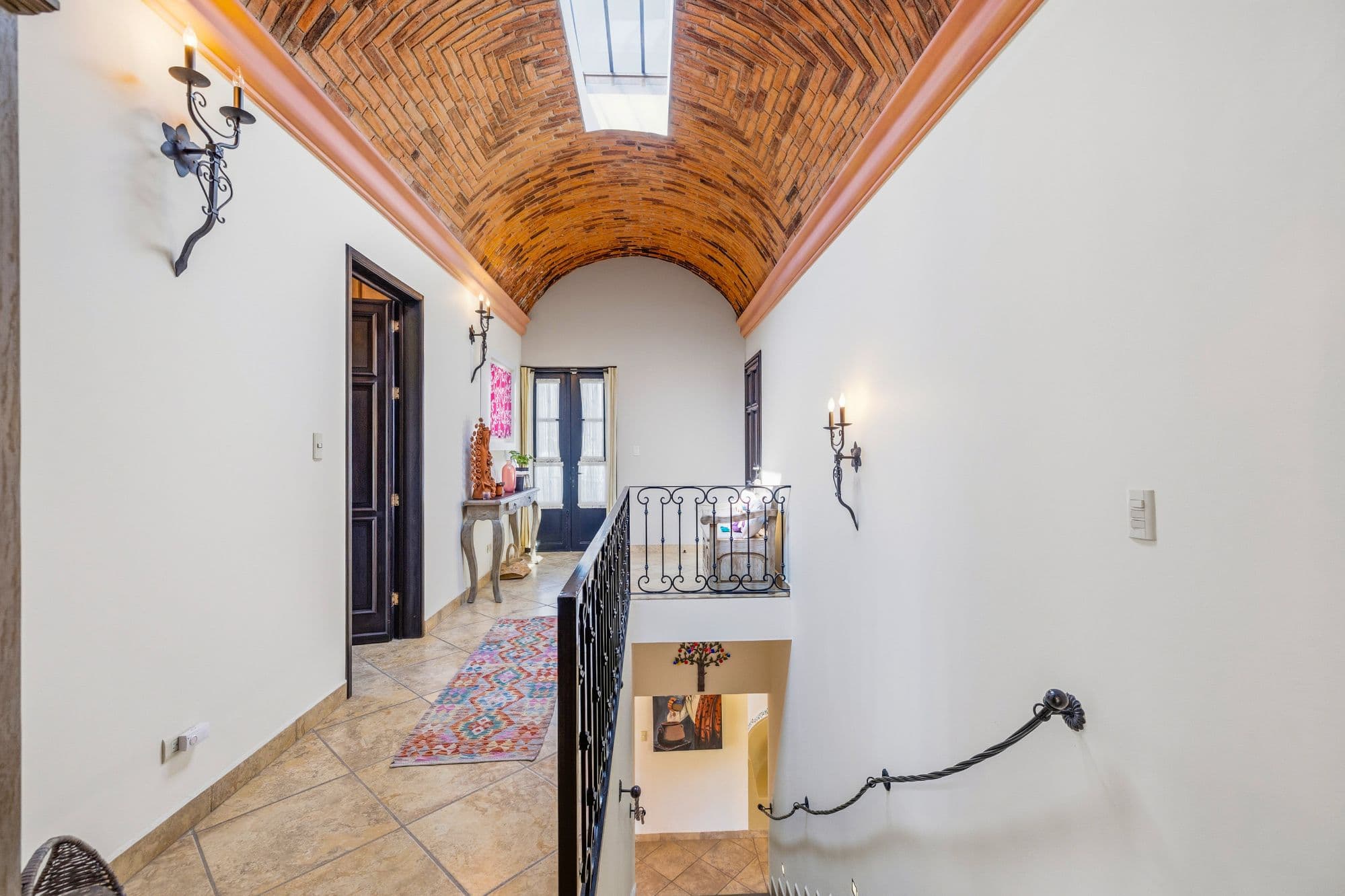 Casa Siqueiros Zirándaro — Zirándaro, San Miguel de Allende — photo 9 — soaring barrel vault ceiling, refined elegance